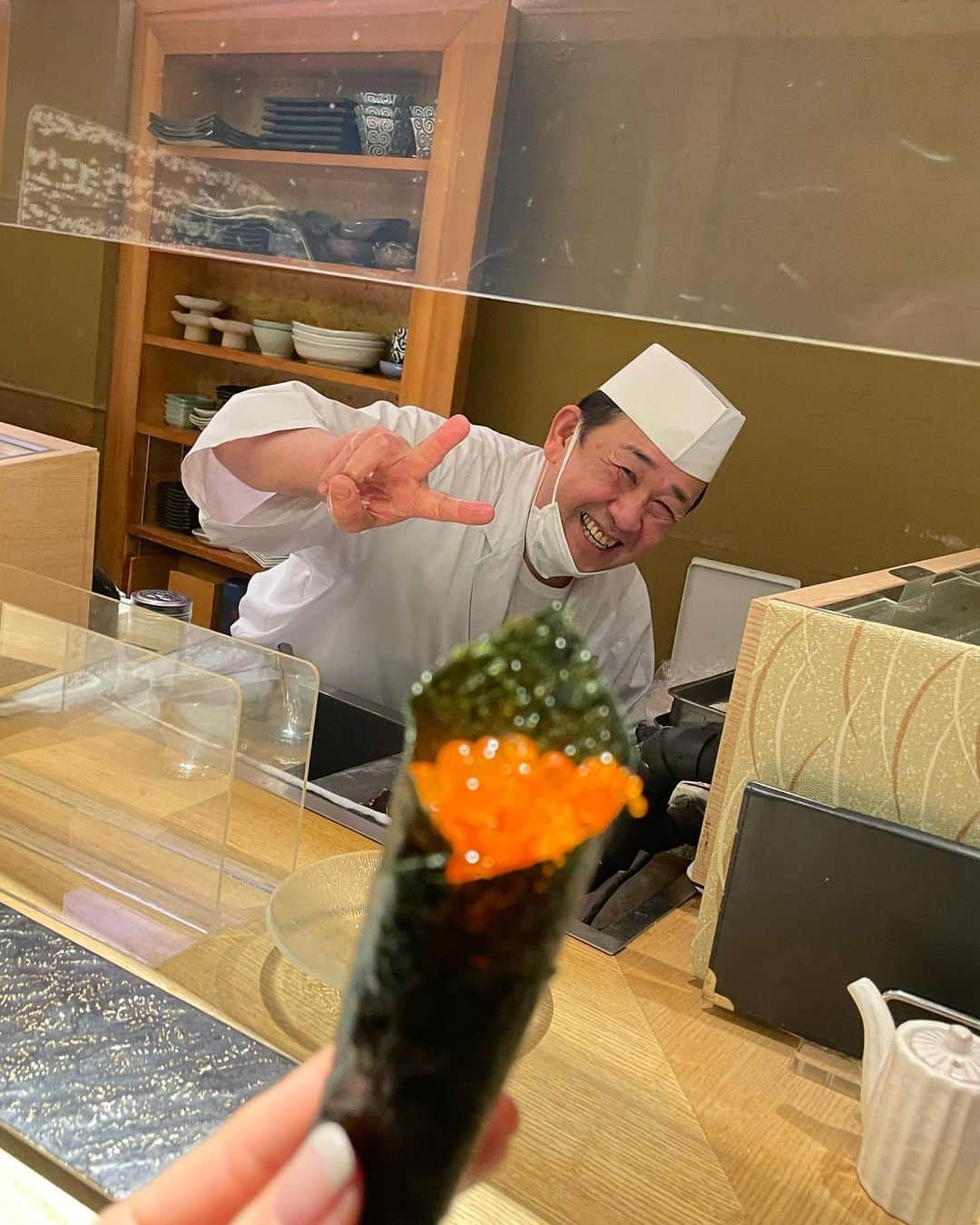 あいみさんのインスタグラム写真 - (あいみInstagram)「あい田さん @sushi_ginza_aida   ひな祭り弁当を食べられて幸せすぎる🌸  新幹線の自由席で贅沢な時間🥹✨  昨日は写真を撮り忘れたので、ちょっと前の蟹づくしの写真をup🦀  swipe→２枚目以降🦀🍶✨  お寿司はともより、女将の髪色とお着物も楽しみにしています🤍  身も心も胃袋も満たされる場所🍣 いつもありがとうございます🥰  #銀座 #寿司 #鮨 #あい田 #銀座寿司  #銀座８丁目 #銀座八丁目 #sushi #ginza」3月4日 14時45分 - aimi_feti