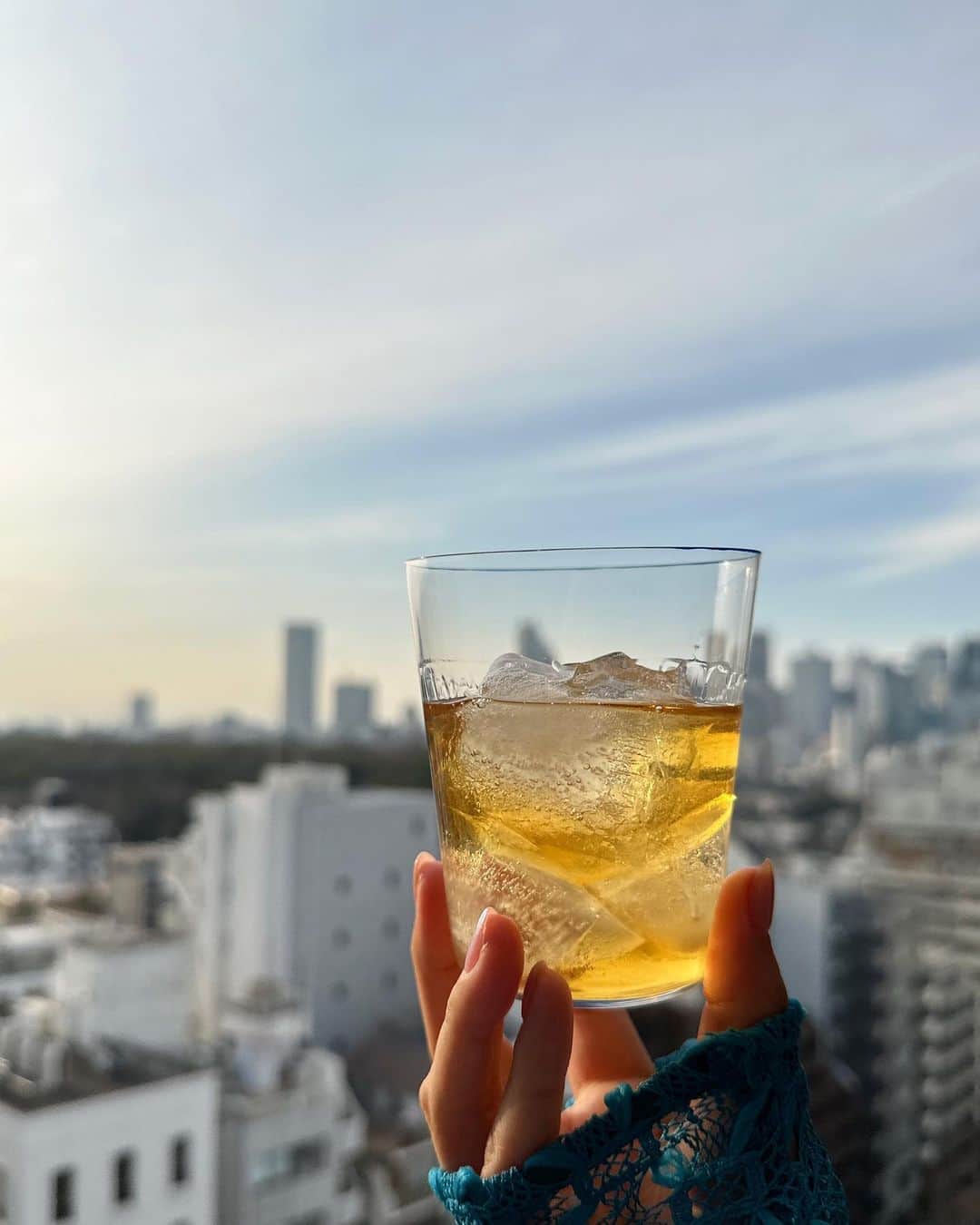 坂元美香さんのインスタグラム写真 - (坂元美香Instagram)「OKINAWA BLUE 🥃  泡盛ベースのウイスキーなんですって。 わたしは基本蒸留酒しか飲めないので 焼酎やウイスキーは大好きなのですが 先日の沖縄で初めて飲みました。  この沖縄BLUEは久米仙酒造の お米由来のウイスキーで ハイボールにするとすごくおいしくて 飲みやすいのです✨ でも、度数が43%と結構高いので わたしみたいにお酒弱い人間は 気をつけないといけません😅  実は、（見て下さった方はご存知かと思いますが） 沖縄キャンプの帰りに、那覇空港のウイスキーBARで 1人飲みしながらインスタライブしてたら、 そのウイスキーの会社の方が見てくださっていて その場でプレゼントしてくださるという サプライズをいただいたのです🙇🏻‍♂️ その節はありがとうございました。  こういったサプライズは心拍数あがりますね。 飛行機乗ってから酔いがぐるぐる🌀 羽田まで気持ちよく爆睡でした！😪  そういえば、数年前、 ハワイのシェラトンのプールサイドから Facebookライブしてて「今日誕生日なんだぁ〜」 ってポロッと言ったら、 部屋に戻ったらシェラトンのオーナーさんから 大きなバースデーケーキのサプライズがあって びっくりしすぎて夜眠れなくなってしまい 次の日ハワイでほとんど寝て過ごすという ことがありました😅  外見に見合わず意外と繊細なところもあり、 サプライズにものすごく弱いです…😅  本当いつもどこ行っても ご縁と皆様の優しさに感謝です🙇🏻‍♂️  また、どこか旅に出てインスタライブしたときには どうぞお付き合いください☺️  #OKINAWABLUE #沖縄BLUE #ウイスキー #久米仙 #久米仙酒造 #ライスウイスキー」3月4日 17時54分 - mika_saka
