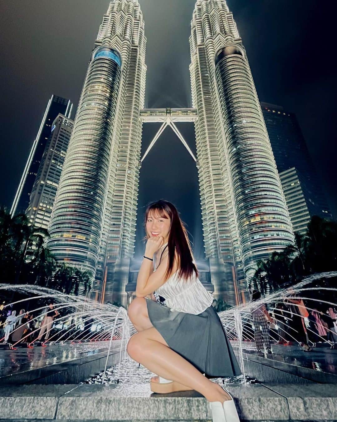 Moka さんのインスタグラム写真 - (Moka Instagram)「ペトロナツインタワー🇲🇾  目の前の広場にライトを使って撮ってくれる人たちがいるんだけど、人によって金額が違うのと写真の上手さが全然違うからちゃんと確認するように☝🏻  わたしが撮ってもらった人は光飛びすぎてダメだった🤣 (あとで自分で編集してなんとかこれ！笑  #フリーモデル #フリーランスモデル #広告モデル #イメージモデル #撮影 #撮影モデル #撮影依頼受付中 #撮影依頼募集中 #インフルエンサー #インスタグラマー #一人旅 #ひとり旅 #一人旅女子 #旅人 #カメラ女子 #一眼女子 #一眼カメラ #旅行好き #旅行好き女子 #旅女 #タビジョ #旅ガール #女性モデル #女性タレント #海外旅行 #海外旅行好き #海外旅行大好き #海外旅行記 #マレーシア #クアラルンプール」3月4日 18時22分 - moka_030n