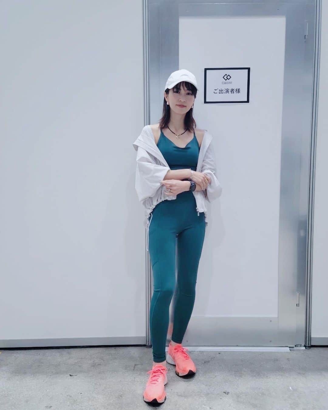 安田美沙子さんのインスタグラム写真 - (安田美沙子Instagram)「今日はビックサイトで東京マラソン前日のトークイベントでした🏃‍♀️  フルを走る前の、みなさんのパワーを溜め込んでる空気、感じさせていただきました。  ほんとに、羨ましいです✨  追い込んでいた時期、大変だけど楽しかった。全てが本気で。。  また、充分な練習時間が取れるようになったら、フルに挑戦したいな✨ちゃんと本気で！  みなさんが素晴らしいゴールを笑顔で切ることを願っています✨  わたしも明日は仲間と走る予定。  心は共に。。。  やっぱりランって素晴らしい✨✨✨  #wear @hereiam.official  #shoes @nike  #accessories  @colantottejpn  #thanks #bigsighttokyo  #run #東京マラソン #東京マラソンexpo」3月4日 18時29分 - yasuda_misako