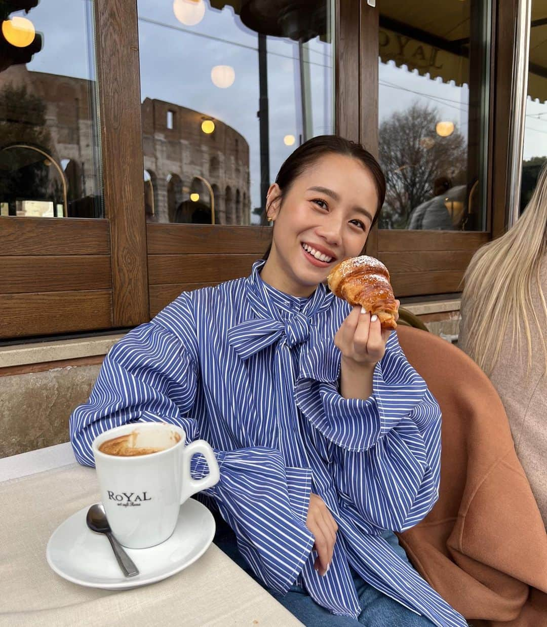 伊原葵さんのインスタグラム写真 - (伊原葵Instagram)「ローマでモーニングに食べたクロワッサン🥐 モチモチでおいしかったなー♡ それにしても、毎日塩分で浮腫んでた🤣  絶対持っていこうって思ってた @randeboo_official のシャツ👔 雰囲気ぴったりだったー✨✨  #ローマ #aocode」3月4日 22時00分 - aoi186