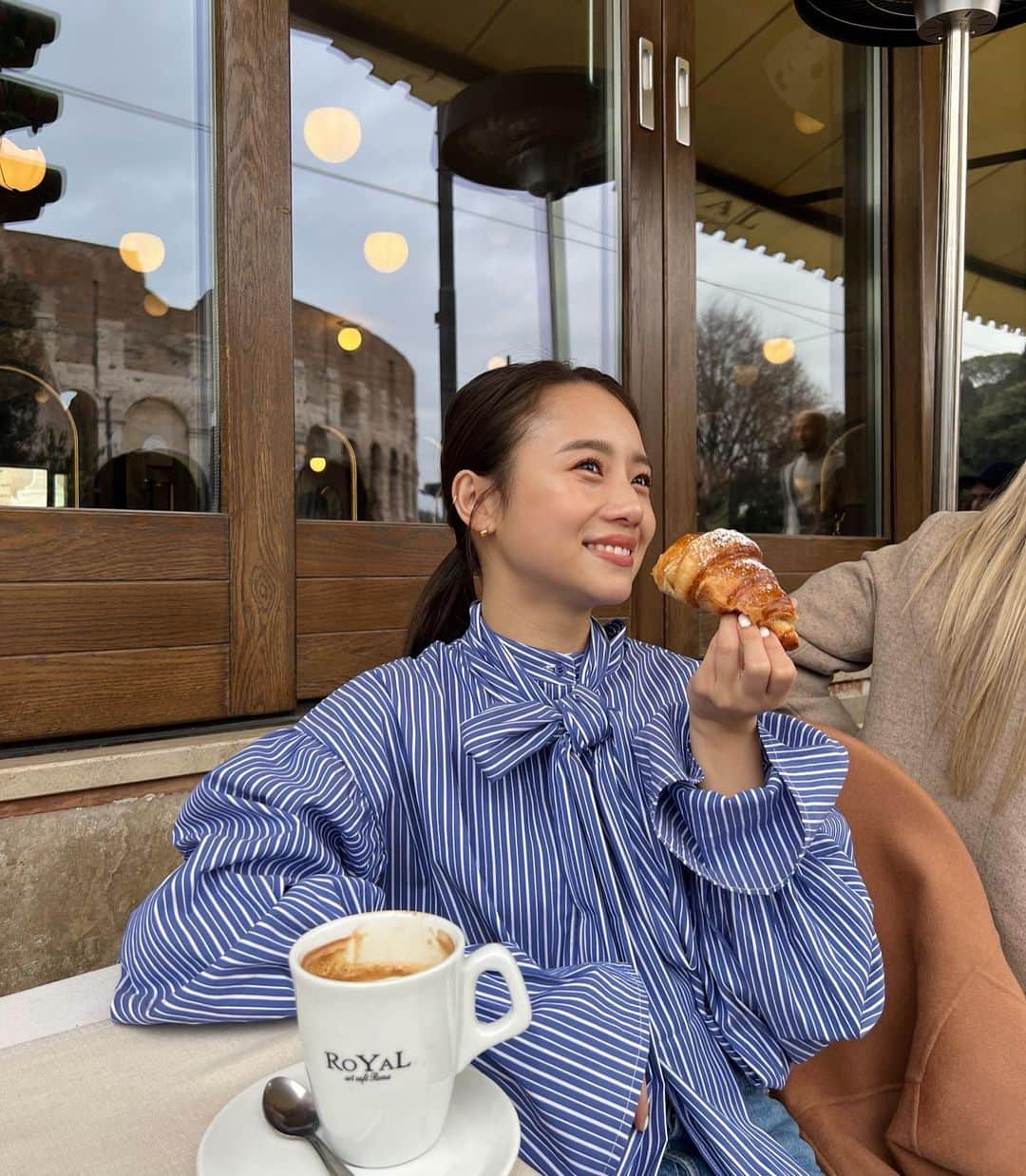 伊原葵さんのインスタグラム写真 - (伊原葵Instagram)「ローマでモーニングに食べたクロワッサン🥐 モチモチでおいしかったなー♡ それにしても、毎日塩分で浮腫んでた🤣  絶対持っていこうって思ってた @randeboo_official のシャツ👔 雰囲気ぴったりだったー✨✨  #ローマ #aocode」3月4日 22時00分 - aoi186