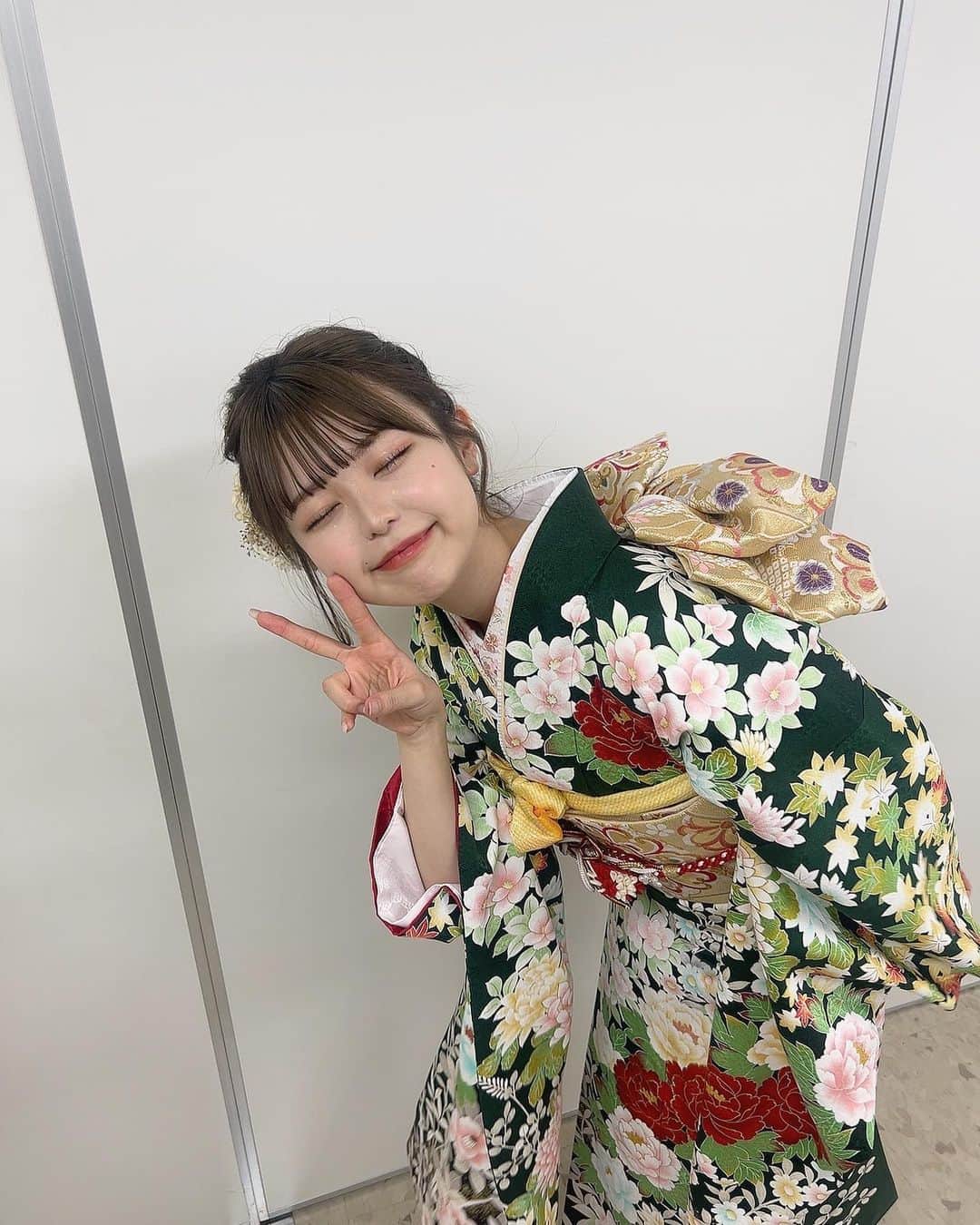 りょーかさんのインスタグラム写真 - (りょーかInstagram)「・ ・ 関西コレクション2023 S/S ありがとうございました👗🤍 やっぱ声出し最高だね^ ^  うちわ作ってきてくれた子もありがとう（ ; ; ）幸せ空間でした🫶🏻  どのりょーかが好きですか？♪ ・ #関西コレクション」3月4日 20時54分 - ryoka_0720