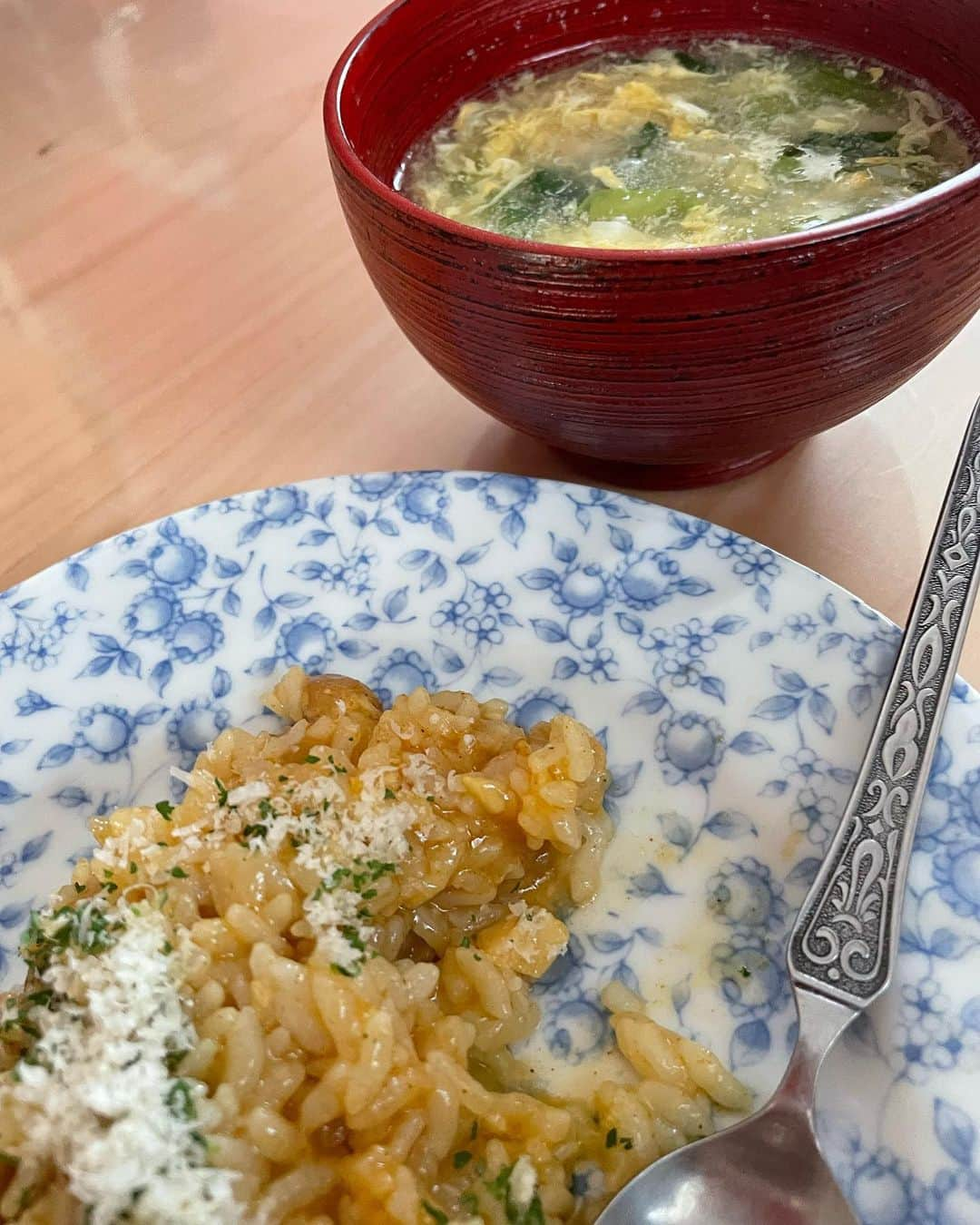 飯島直子さんのインスタグラム写真 - (飯島直子Instagram)「こんばんは( ´ ▽ ` )♪  今日はポカポカでした ダウンをきていたら汗だくでしたよ^_^  リキ結婚おめでとう♪  ひさこ！がんばろうね^ ^  不幸のあとは幸せきます(*´∀｀*)  時間に追われるとつかれますよね できないことはできない 時間に追い越してもらいましょう(*´ー｀*)  帽子は雑貨屋さんでかったり カシラでかったり色々です＾＾  ゴルフ。またいつか^ ^  同じ誕生日(´∀｀=)♡  学生のころは多くのひとが 所属していた帰宅部です(^-^)  やさしいメッセージありがとう(*´-`)  今日はストレッチバレエにいきました  終わると幼なじみ友人先生の ママがお茶をいれてくれます♪  生徒さんたちと解散後は いつもごはんを作ってくれます ( ´ ▽ ` )  太らせてレッスンをやめさせないようにだそうです(*´∀｀*)  作戦がかわいいですね＾＾  とても美味しかったです♪  おやすみなさい╰(*´︶`*)╯♡  また明日♡♡」3月4日 21時02分 - naoko_iijima_705_official