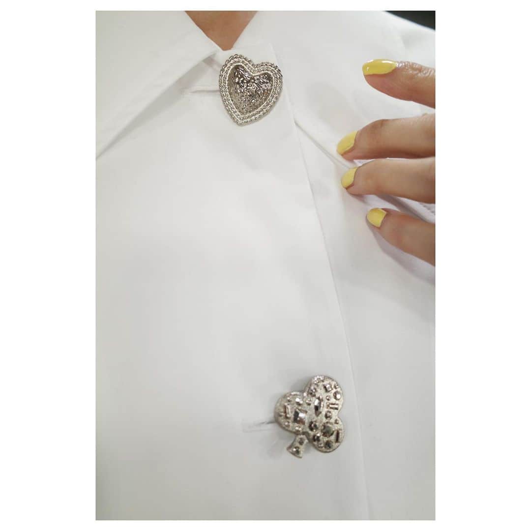 高垣麗子さんのインスタグラム写真 - (高垣麗子Instagram)「* @charmant_sac の白シャツでお迎えに行くと、必ず誰かしらが反応してくれる  シルエットもボタンも可愛い𓂃♡♧🐈  * #outfit  #シャルマントサック」3月4日 21時30分 - reikotakagaki