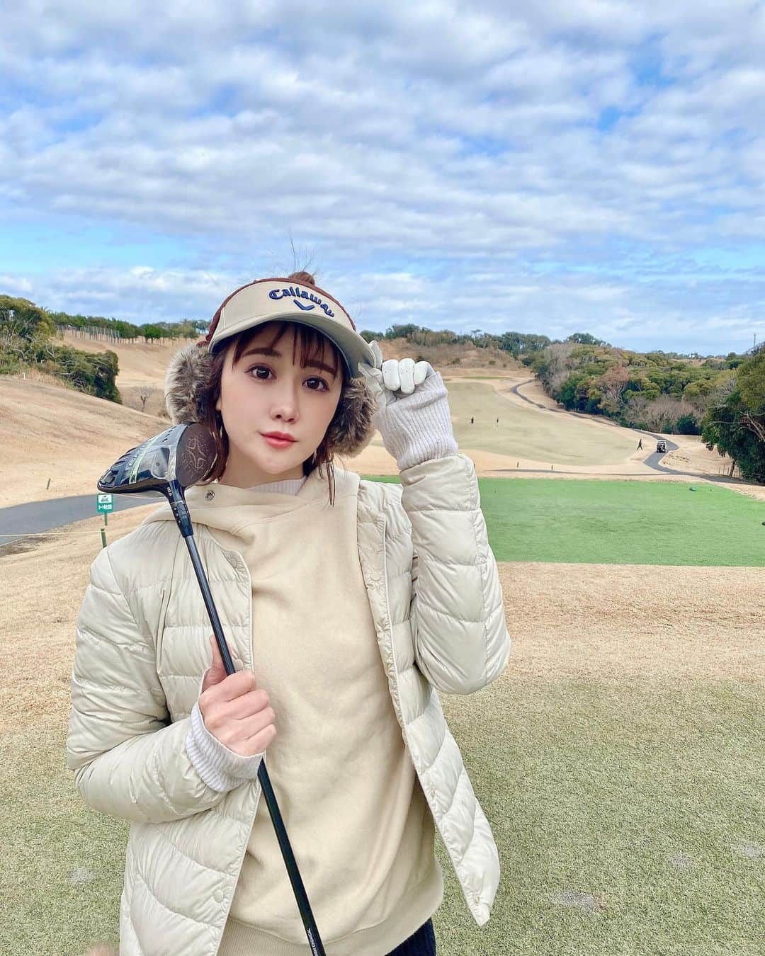 日向カンナさんのインスタグラム写真 - (日向カンナInstagram)「ゴルフを始めて半年目に突入です⛳️大好きな趣味であり、自然の中でリフレッシュ出来る、息抜きの時間。この時は、少し海の見える千葉の房州カントリークラブへ🛳🫶🏻  ラウンドデビューをして5回目🌼前回と今回とスコアが、113と114で、110台に乗れてきたので、次こそは100台へいきたいですね🤭✨✨ まだまだパターの距離感と、傾斜や高低差が掴めずです💦くぅ。 グリーン周りを制す者は、スコアを制す。っと思ってます🥲  が❗️ドライバーを2023年初めにキャロウェイのEPIC MAXに新調してから、安定して150〜180ydは飛ぶようになり、良い時は200yd飛ぶようになってきたので、ティーショットのドライバーが楽しくなってきました🤗✨ やったぁぁ〜！ 成長を感じられる瞬間って、嬉しくって飛び跳ねちゃいます🙌🏻 グリーンの上は、飛び跳ねないようにしておりますがっ🤭  行く時は5〜6時台で寒くても、いつもプレイ中はお天気に恵まれて、晴れ女がゴルフでは役に立ちました🤗✨ ふふ🌼  コンペも今後、もっと参加もしてみたいなぁ🙌🏻オフ会ゴルフなんかも、いつかしてみたいな🤭💕  気づけばいつも、仕事にワタワタな自分をリフレッシュさせてくれるゴルフ。楽しんで続けていきますっ⛳️✨✨ P.S HONMAのオレンジが私のラッキーボールちゃんです🫶🏻  #ゴルフ女子 #ゴルフ #ゴルフコーデ #ゴルフウェア #ゴルフ初心者 #ゴルフスイング #ゴルフ練習 #ゴルフ好き #ゴルフ仲間募集 #ゴルフ練習場 #ゴルフレッスン  #休日の過ごし方 #趣味の時間 #癒しの時間 #ラウンド #千葉 #房州カントリークラブ  #원스 #데일리패션  #소통 #데일리룩 #일상  #japanease #좋아요  #japan #大人可愛い #大人女子 #ビジョビ #大人カジュアル #インフルエンサー」3月4日 21時57分 - kanna_hinata