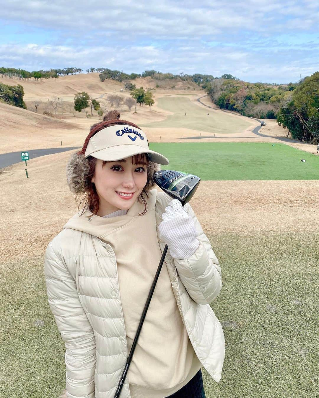 日向カンナさんのインスタグラム写真 - (日向カンナInstagram)「ゴルフを始めて半年目に突入です⛳️大好きな趣味であり、自然の中でリフレッシュ出来る、息抜きの時間。この時は、少し海の見える千葉の房州カントリークラブへ🛳🫶🏻  ラウンドデビューをして5回目🌼前回と今回とスコアが、113と114で、110台に乗れてきたので、次こそは100台へいきたいですね🤭✨✨ まだまだパターの距離感と、傾斜や高低差が掴めずです💦くぅ。 グリーン周りを制す者は、スコアを制す。っと思ってます🥲  が❗️ドライバーを2023年初めにキャロウェイのEPIC MAXに新調してから、安定して150〜180ydは飛ぶようになり、良い時は200yd飛ぶようになってきたので、ティーショットのドライバーが楽しくなってきました🤗✨ やったぁぁ〜！ 成長を感じられる瞬間って、嬉しくって飛び跳ねちゃいます🙌🏻 グリーンの上は、飛び跳ねないようにしておりますがっ🤭  行く時は5〜6時台で寒くても、いつもプレイ中はお天気に恵まれて、晴れ女がゴルフでは役に立ちました🤗✨ ふふ🌼  コンペも今後、もっと参加もしてみたいなぁ🙌🏻オフ会ゴルフなんかも、いつかしてみたいな🤭💕  気づけばいつも、仕事にワタワタな自分をリフレッシュさせてくれるゴルフ。楽しんで続けていきますっ⛳️✨✨ P.S HONMAのオレンジが私のラッキーボールちゃんです🫶🏻  #ゴルフ女子 #ゴルフ #ゴルフコーデ #ゴルフウェア #ゴルフ初心者 #ゴルフスイング #ゴルフ練習 #ゴルフ好き #ゴルフ仲間募集 #ゴルフ練習場 #ゴルフレッスン  #休日の過ごし方 #趣味の時間 #癒しの時間 #ラウンド #千葉 #房州カントリークラブ  #원스 #데일리패션  #소통 #데일리룩 #일상  #japanease #좋아요  #japan #大人可愛い #大人女子 #ビジョビ #大人カジュアル #インフルエンサー」3月4日 21時57分 - kanna_hinata