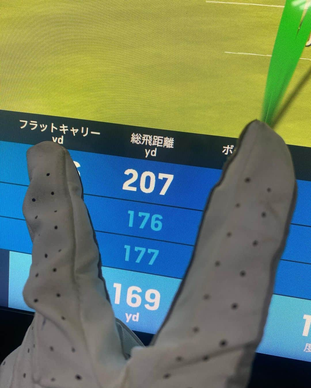 日向カンナさんのインスタグラム写真 - (日向カンナInstagram)「ゴルフを始めて半年目に突入です⛳️大好きな趣味であり、自然の中でリフレッシュ出来る、息抜きの時間。この時は、少し海の見える千葉の房州カントリークラブへ🛳🫶🏻  ラウンドデビューをして5回目🌼前回と今回とスコアが、113と114で、110台に乗れてきたので、次こそは100台へいきたいですね🤭✨✨ まだまだパターの距離感と、傾斜や高低差が掴めずです💦くぅ。 グリーン周りを制す者は、スコアを制す。っと思ってます🥲  が❗️ドライバーを2023年初めにキャロウェイのEPIC MAXに新調してから、安定して150〜180ydは飛ぶようになり、良い時は200yd飛ぶようになってきたので、ティーショットのドライバーが楽しくなってきました🤗✨ やったぁぁ〜！ 成長を感じられる瞬間って、嬉しくって飛び跳ねちゃいます🙌🏻 グリーンの上は、飛び跳ねないようにしておりますがっ🤭  行く時は5〜6時台で寒くても、いつもプレイ中はお天気に恵まれて、晴れ女がゴルフでは役に立ちました🤗✨ ふふ🌼  コンペも今後、もっと参加もしてみたいなぁ🙌🏻オフ会ゴルフなんかも、いつかしてみたいな🤭💕  気づけばいつも、仕事にワタワタな自分をリフレッシュさせてくれるゴルフ。楽しんで続けていきますっ⛳️✨✨ P.S HONMAのオレンジが私のラッキーボールちゃんです🫶🏻  #ゴルフ女子 #ゴルフ #ゴルフコーデ #ゴルフウェア #ゴルフ初心者 #ゴルフスイング #ゴルフ練習 #ゴルフ好き #ゴルフ仲間募集 #ゴルフ練習場 #ゴルフレッスン  #休日の過ごし方 #趣味の時間 #癒しの時間 #ラウンド #千葉 #房州カントリークラブ  #원스 #데일리패션  #소통 #데일리룩 #일상  #japanease #좋아요  #japan #大人可愛い #大人女子 #ビジョビ #大人カジュアル #インフルエンサー」3月4日 21時57分 - kanna_hinata