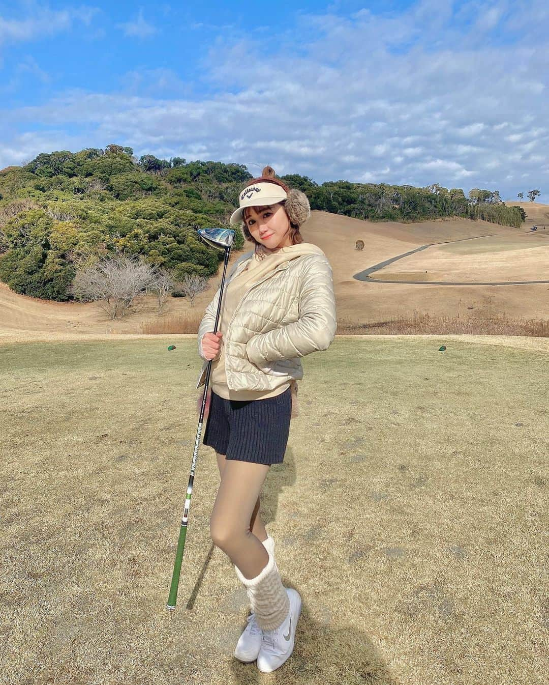 日向カンナさんのインスタグラム写真 - (日向カンナInstagram)「ゴルフを始めて半年目に突入です⛳️大好きな趣味であり、自然の中でリフレッシュ出来る、息抜きの時間。この時は、少し海の見える千葉の房州カントリークラブへ🛳🫶🏻  ラウンドデビューをして5回目🌼前回と今回とスコアが、113と114で、110台に乗れてきたので、次こそは100台へいきたいですね🤭✨✨ まだまだパターの距離感と、傾斜や高低差が掴めずです💦くぅ。 グリーン周りを制す者は、スコアを制す。っと思ってます🥲  が❗️ドライバーを2023年初めにキャロウェイのEPIC MAXに新調してから、安定して150〜180ydは飛ぶようになり、良い時は200yd飛ぶようになってきたので、ティーショットのドライバーが楽しくなってきました🤗✨ やったぁぁ〜！ 成長を感じられる瞬間って、嬉しくって飛び跳ねちゃいます🙌🏻 グリーンの上は、飛び跳ねないようにしておりますがっ🤭  行く時は5〜6時台で寒くても、いつもプレイ中はお天気に恵まれて、晴れ女がゴルフでは役に立ちました🤗✨ ふふ🌼  コンペも今後、もっと参加もしてみたいなぁ🙌🏻オフ会ゴルフなんかも、いつかしてみたいな🤭💕  気づけばいつも、仕事にワタワタな自分をリフレッシュさせてくれるゴルフ。楽しんで続けていきますっ⛳️✨✨ P.S HONMAのオレンジが私のラッキーボールちゃんです🫶🏻  #ゴルフ女子 #ゴルフ #ゴルフコーデ #ゴルフウェア #ゴルフ初心者 #ゴルフスイング #ゴルフ練習 #ゴルフ好き #ゴルフ仲間募集 #ゴルフ練習場 #ゴルフレッスン  #休日の過ごし方 #趣味の時間 #癒しの時間 #ラウンド #千葉 #房州カントリークラブ  #원스 #데일리패션  #소통 #데일리룩 #일상  #japanease #좋아요  #japan #大人可愛い #大人女子 #ビジョビ #大人カジュアル #インフルエンサー」3月4日 21時57分 - kanna_hinata