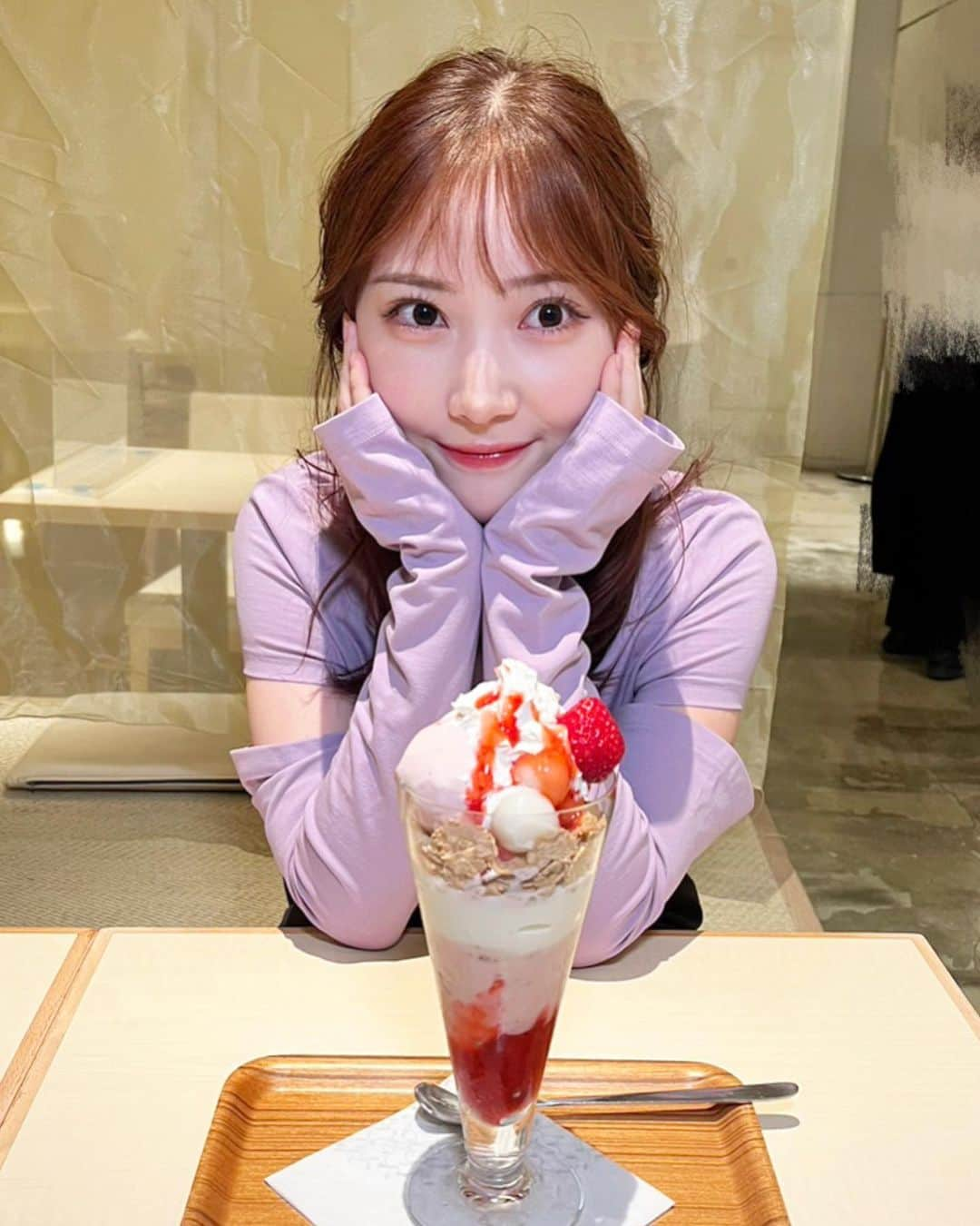 野村彩也子さんのインスタグラム写真 - (野村彩也子Instagram)「. 大好きな苺と桜を堪能🍓🌸  いちごパフェは さくら餡といちごアイスクリームが 最高の組み合わせで上品でした🥹  スタジオの朝日奈央さんと江藤愛さんとも 春の味覚を共有できて とっても幸せ💓  河津桜も満開で 一番の見頃なんです🌸  少しずつ春の訪れを感じますね✨  今年はやりのライラックカラーのトップスに メイクはコーラルラインを入れてみました☺️  . . . .」3月4日 23時17分 - nomurasayako