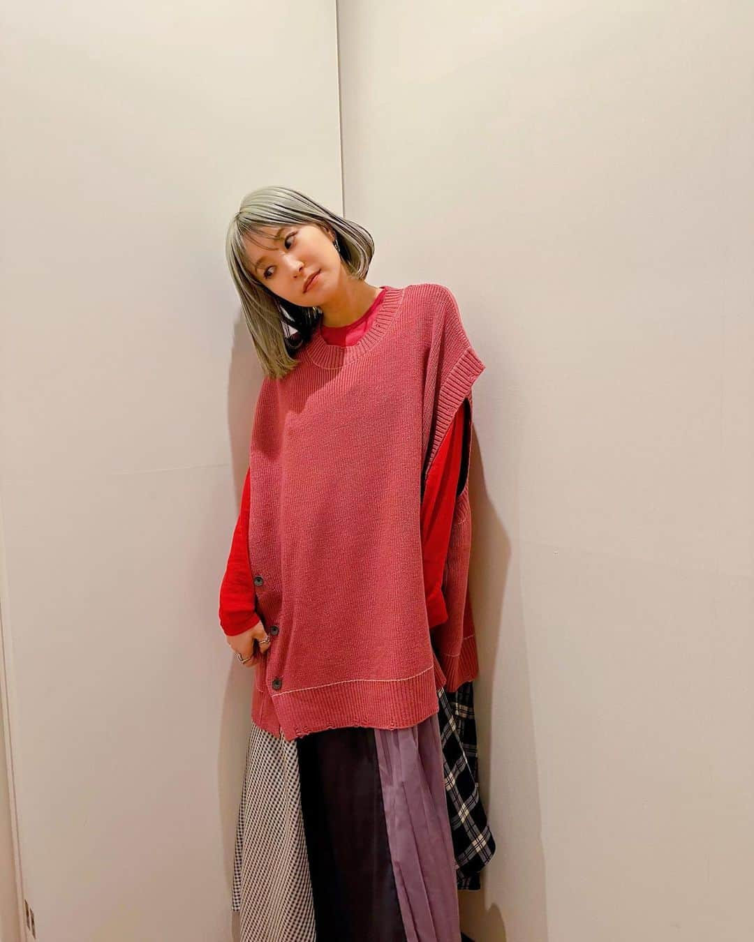 LiSAさんのインスタグラム写真 - (LiSAInstagram)「「ROOMIC」楽しかったぁ〜🏠☻ 1週間限定で、見逃し配信もはじまりましたっ📺  スガシカオさんの大好きな楽曲のお話したくさん聞かせてもらいました📱バニラもセクシー👄番組で公約とった📝😏🏗🍷  アンナちゃんはギターを持って来てくれて、生演奏してくれましたっ🎸ひとりであんなに難しいフレーズを楽しそうに歌いながら弾く天才🥺❤️❤️  シネマの2人はめちゃめちゃ久しぶりに会ったけれど、なんだかいろんな答え合わせをテレビでしてるような感覚で照れ臭かったなっ🥹目の前で歌われたら泣く🥲🥲🥲  #この時は黄色み落としてる途中のシルバー✒︎  🎵#Locipo(#ロキポ)で配信開始🎵  #ROOMIC 音楽で遊ぶLiSAの家　ゲスト：スガシカオ、竹内アンナ、cinema staff👇 https://locipo.jp/creative/42ee3fc2-3a26-4c54-a002-3473fb8bb789?list=a411a158-b907-4b2f-9e13-f1509be70755」3月5日 8時43分 - xlisa_olivex