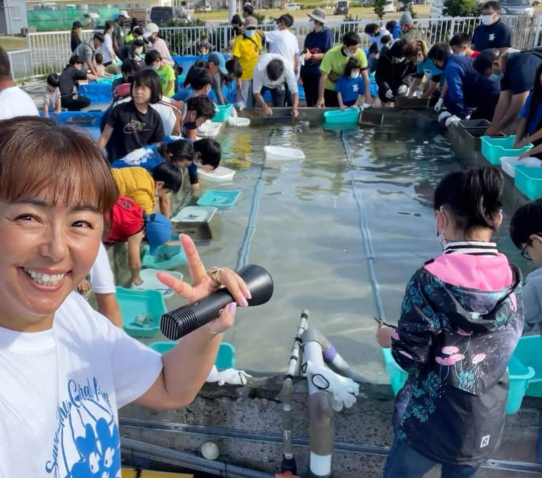 田中律子さんのインスタグラム写真 - (田中律子Instagram)「3月5日サンゴの日🪸🐠🌞  石垣島の子供たちとみんなで、サンゴのお勉強して、サンゴの苗作り体験をしました🪸 みんな頑張ってサンゴの苗を作ってくれたよー👏🏼👏🏼👏🏼 その後は、船に乗って⚓️港から約10分ほどにあるサンゴ養殖場へ、みんなの苗を植えに行きました🪸  ダイバーのみんなが、海の養殖場から、大きく育ったサンゴを持ってきて見せてくれたり、箱メガネで海の中を観察しました👀🤿  サンゴの日にこうして、みんなでサンゴのことを考えたり、サンゴの苗を作って、海のゆりかごである、サンゴ保全活動が開催出来ました🪸🐠🌞ご協力してくれたみなさま、朝から参加してくれたみなさま、ありがとうございました🙏  100年後の子供たちに、この海を残そう🪸  NPO法人アクアプラネット 理事長　田中律子 @aqua_planet35   #okinawa  #okinawalife  #savethecoral  #savetheocean  #npo法人アクアプラネット  #サンゴ保全活動  #海のゆりかご  #石垣島」3月5日 13時57分 - ri2kotanaka