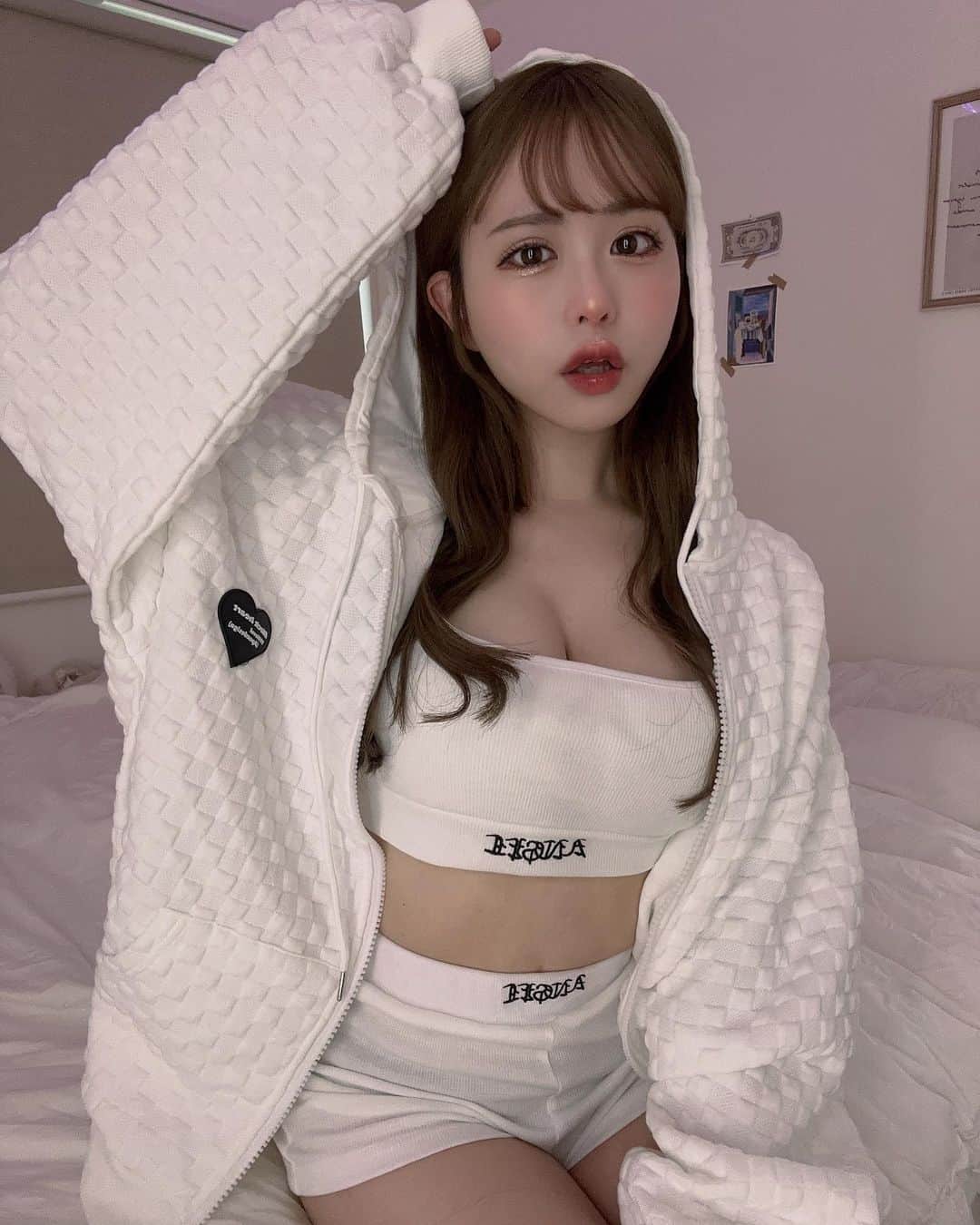 日向すずさんのインスタグラム写真 - (日向すずInstagram)「SHEINDAZYで、様々なシーンでのデート受け💕を意識してコーディネートしてみたよ！ 今回はカジュアルプラスセクシーめにコーディネートしてみたよ◎  1コーデめはパーカーとセットアップでランニング＆おうちスタイル¨♡¨  このセットアップめちゃくちゃ楽だしパーカーもちょうどいい厚さでこれからの季節大活躍しそう^_−♡ 　  2コーデめはブラウンコーデ🧸🤎　  ブラウンって秋のイメージあるけど夏っぽくしたらどんな感じなんだろうと思って作ってみたけど可愛くできた気がする♪。.:＊・゜♪。  出るとこ出してスタイルアップ🫶🏻 春夏はヘルシーな感じに肌見せするのが女の子らしさがあっておすすめ○  商品ID↓ 2185705 3382795 11779816 3180748 5237367  この投稿見てお買い物してくれた方にクーポンコードプレゼント🎁  クーポンコード：SSJP133 お買い上げ金額1～5,999円まではセール価格より15%OFF、6,000円以上は20%OFFが適用です ·͜·♡  利用期限は今日から3月末日までだよう. ໋☪︎ @dazy_fashion #SHEINDAZY #ootd #SHEINforAll #SHEINss23」3月5日 16時29分 - osuzudashi_