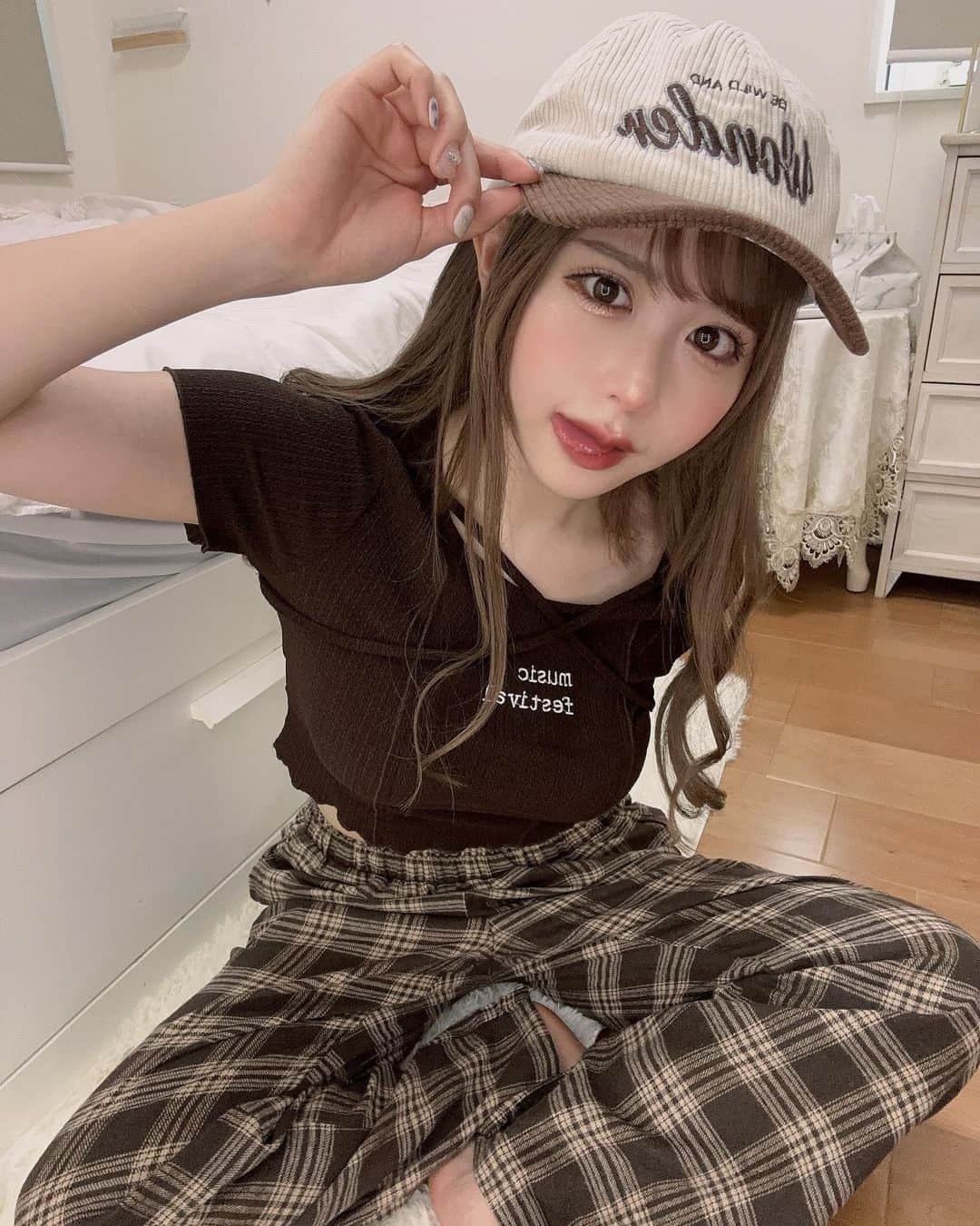日向すずさんのインスタグラム写真 - (日向すずInstagram)「SHEINDAZYで、様々なシーンでのデート受け💕を意識してコーディネートしてみたよ！ 今回はカジュアルプラスセクシーめにコーディネートしてみたよ◎  1コーデめはパーカーとセットアップでランニング＆おうちスタイル¨♡¨  このセットアップめちゃくちゃ楽だしパーカーもちょうどいい厚さでこれからの季節大活躍しそう^_−♡ 　  2コーデめはブラウンコーデ🧸🤎　  ブラウンって秋のイメージあるけど夏っぽくしたらどんな感じなんだろうと思って作ってみたけど可愛くできた気がする♪。.:＊・゜♪。  出るとこ出してスタイルアップ🫶🏻 春夏はヘルシーな感じに肌見せするのが女の子らしさがあっておすすめ○  商品ID↓ 2185705 3382795 11779816 3180748 5237367  この投稿見てお買い物してくれた方にクーポンコードプレゼント🎁  クーポンコード：SSJP133 お買い上げ金額1～5,999円まではセール価格より15%OFF、6,000円以上は20%OFFが適用です ·͜·♡  利用期限は今日から3月末日までだよう. ໋☪︎ @dazy_fashion #SHEINDAZY #ootd #SHEINforAll #SHEINss23」3月5日 16時29分 - osuzudashi_