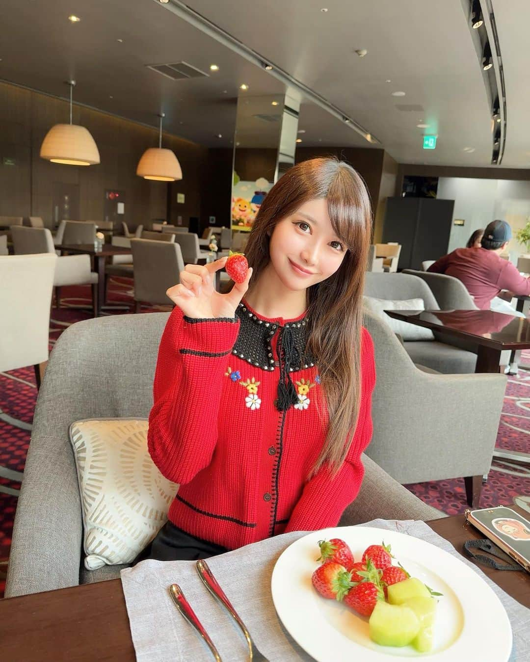 MAYUさんのインスタグラム写真 - (MAYUInstagram)「. いちごだいすき🍓🍓🍓✨ . 朝食でいちごがあるとテンションあがる〜😆✨ お洋服も赤くていちごカラー🍓♡ . . #fashion#ootd#miumiu#strawberry#いちご#서울#서울맛집#서울카페#서울숲#딸기#아침#아침밥#미우미우#여행#여행스타그램#여행에미치다#여행사진」3月5日 18時21分 - mayu.kina_golf