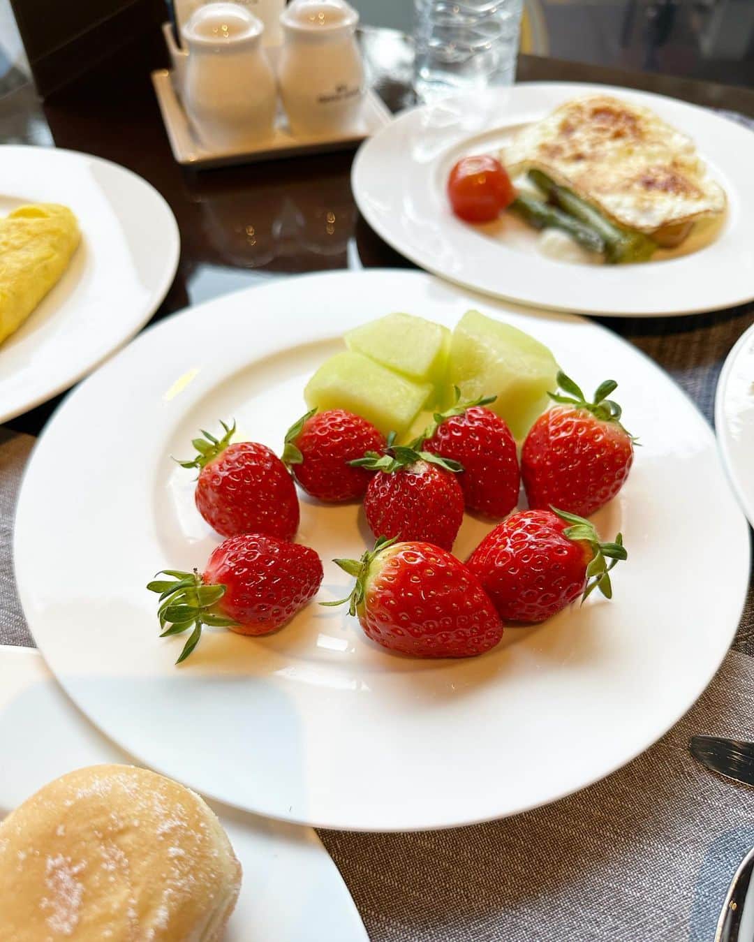 MAYUさんのインスタグラム写真 - (MAYUInstagram)「. いちごだいすき🍓🍓🍓✨ . 朝食でいちごがあるとテンションあがる〜😆✨ お洋服も赤くていちごカラー🍓♡ . . #fashion#ootd#miumiu#strawberry#いちご#서울#서울맛집#서울카페#서울숲#딸기#아침#아침밥#미우미우#여행#여행스타그램#여행에미치다#여행사진」3月5日 18時21分 - mayu.kina_golf