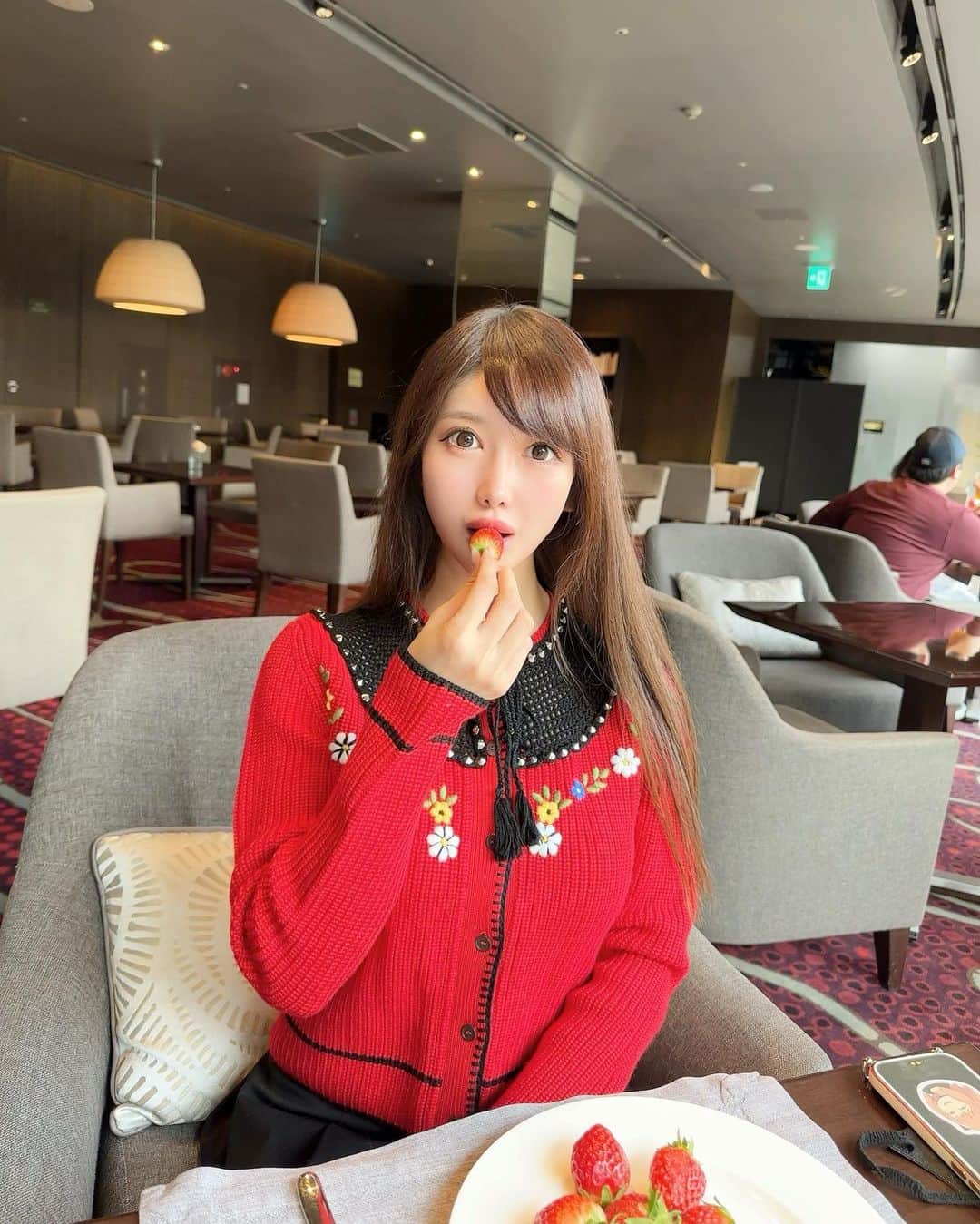 MAYUさんのインスタグラム写真 - (MAYUInstagram)「. いちごだいすき🍓🍓🍓✨ . 朝食でいちごがあるとテンションあがる〜😆✨ お洋服も赤くていちごカラー🍓♡ . . #fashion#ootd#miumiu#strawberry#いちご#서울#서울맛집#서울카페#서울숲#딸기#아침#아침밥#미우미우#여행#여행스타그램#여행에미치다#여행사진」3月5日 18時21分 - mayu.kina_golf