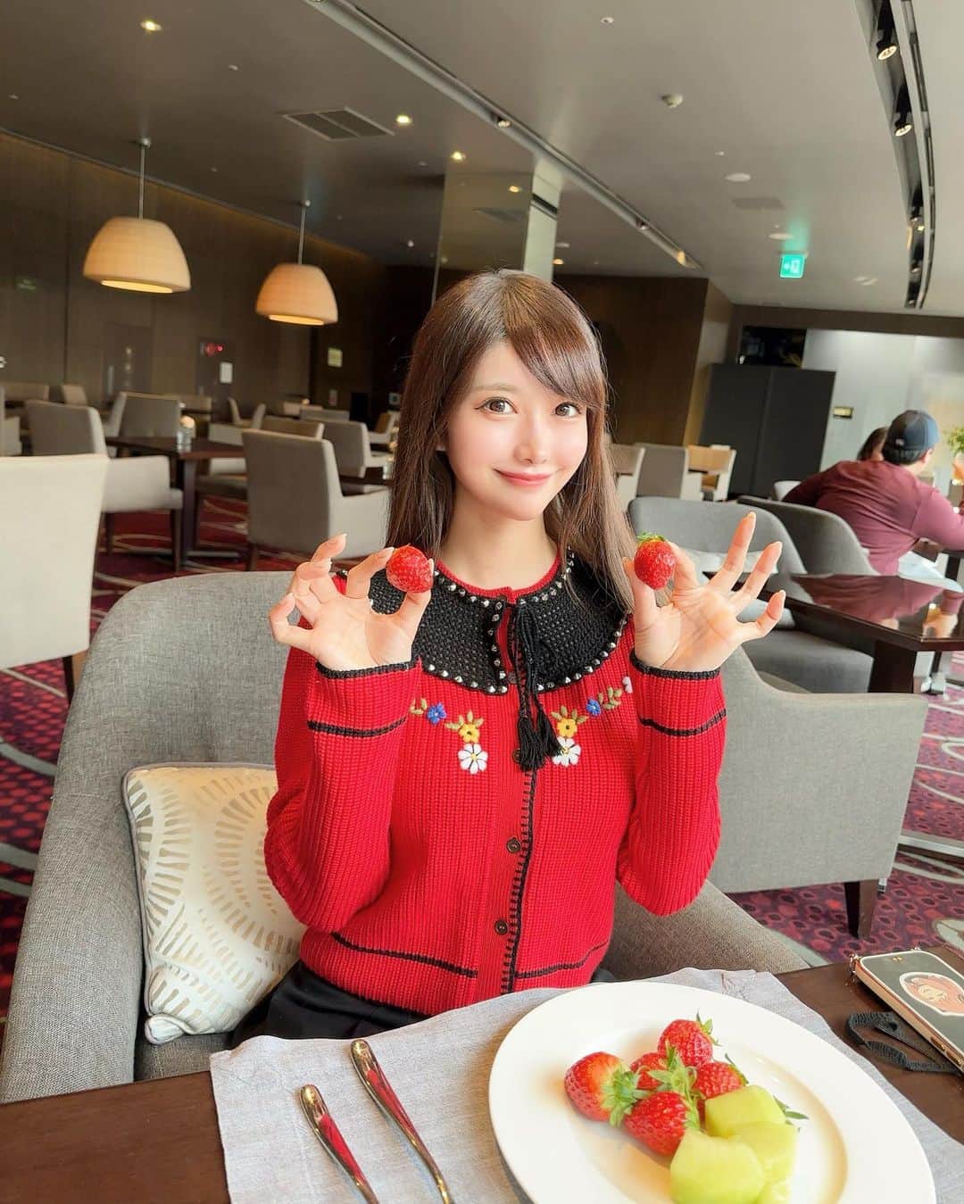 MAYUさんのインスタグラム写真 - (MAYUInstagram)「. いちごだいすき🍓🍓🍓✨ . 朝食でいちごがあるとテンションあがる〜😆✨ お洋服も赤くていちごカラー🍓♡ . . #fashion#ootd#miumiu#strawberry#いちご#서울#서울맛집#서울카페#서울숲#딸기#아침#아침밥#미우미우#여행#여행스타그램#여행에미치다#여행사진」3月5日 18時21分 - mayu.kina_golf