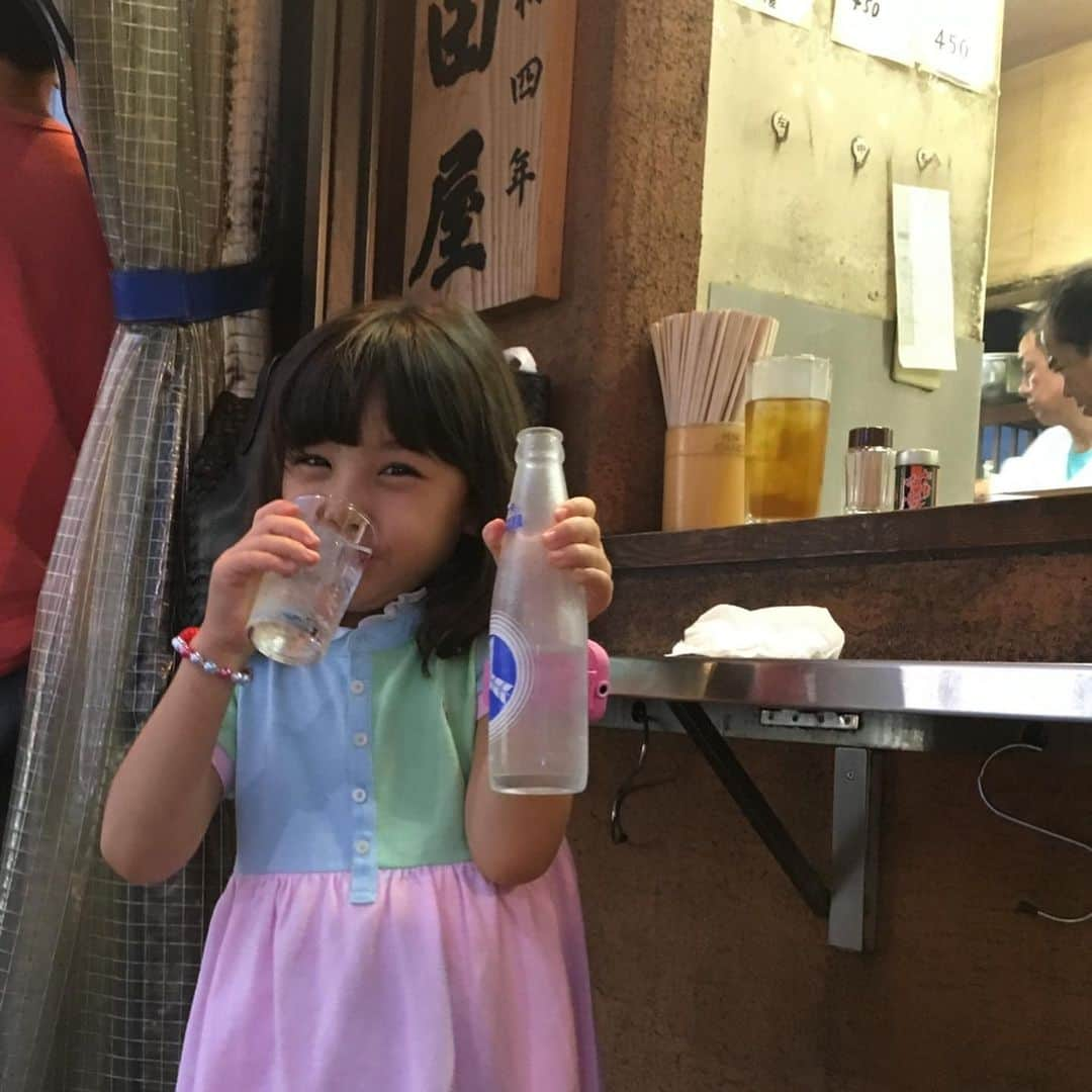 松尾そのまさんのインスタグラム写真 - (松尾そのまInstagram)「こないだ ひさびさに 秋田屋さんに✨  2枚目は6歳の時に 初めて秋田屋さんに 行った写真📸  瓶のサイダー最高👍✨ 瓶入りってなんで あんな美味しいんかなぁ？？  #秋田屋  #浜松町 #焼き鳥  #東京タワー #見える　   #松尾そのま #12歳 #avex #エイベックス #キッズモデル #インスタキッズ #てれび戦士 #天才てれびくんhello #天てれ #nhk #eテレ」3月5日 19時51分 - sonopy526