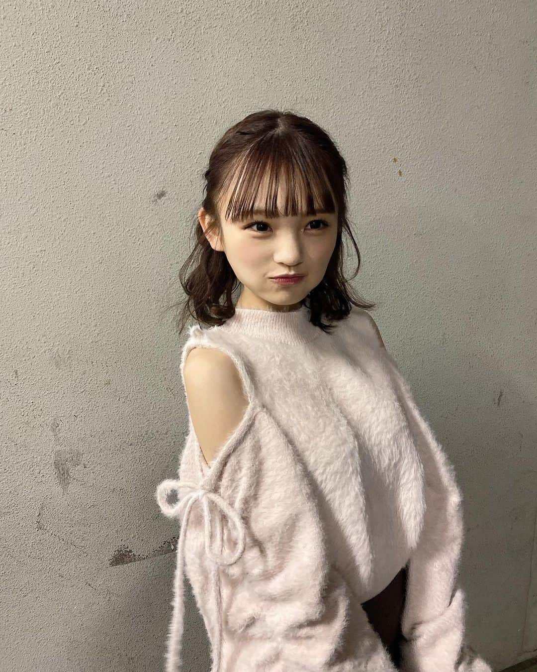 新澤菜央さんのインスタグラム写真 - (新澤菜央Instagram)「脱いだら肩出しって萌えませんか？☺️ ⠀ ⠀  バレンタインコーデやったけど時期逃したとは言えない←  #彼女の私服がかわいい #低身長コーデ #sサイズコーデ #156cm #バレンタインコーデ #あざとニット #肩出し #ニットコーデ #マーメイドスカート #ガーリーコーデ #大人ガーリー #niceclaup #ナイスクラップ #grl #grlコーデ #grl購入品 #ootd」3月5日 20時06分 - _shinshin_48