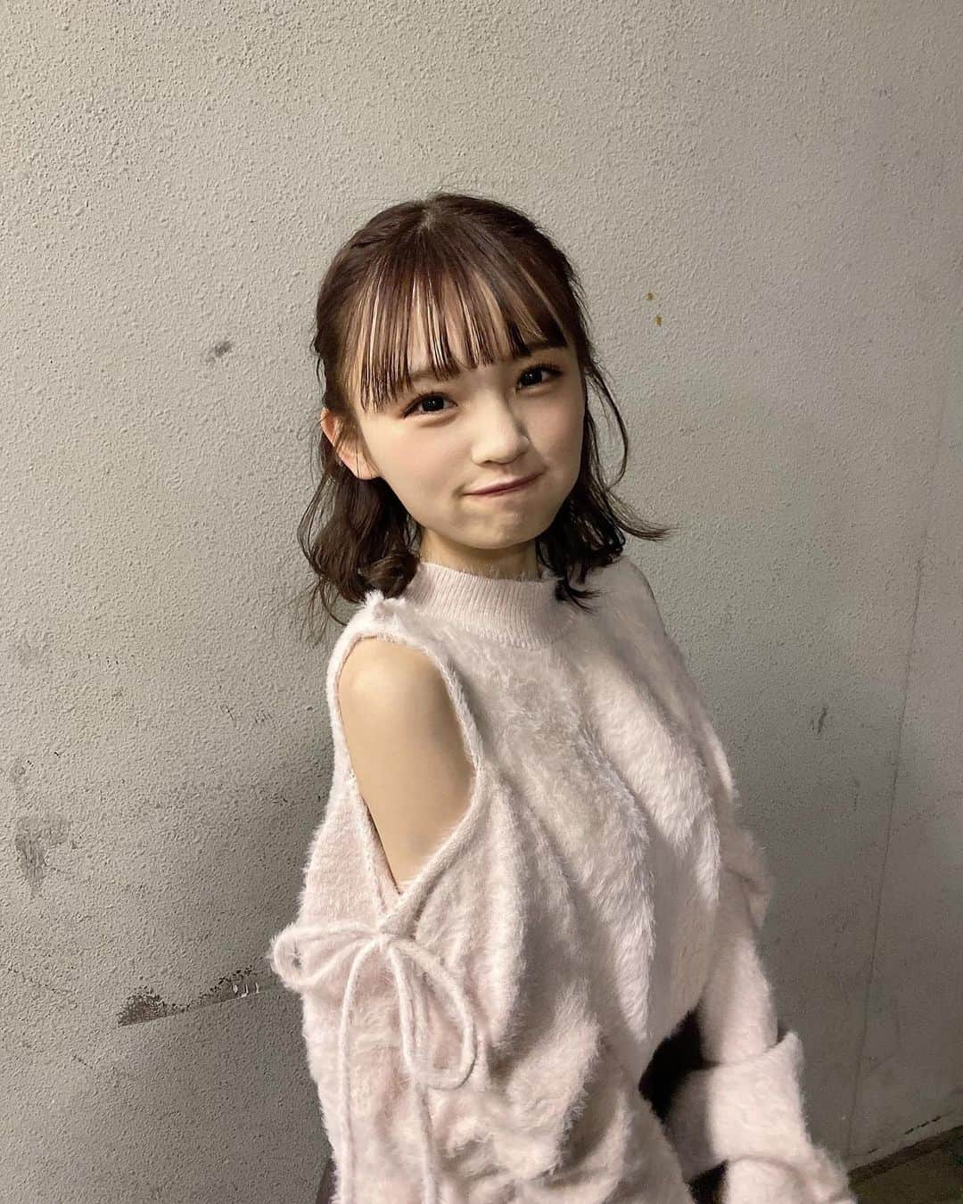 新澤菜央さんのインスタグラム写真 - (新澤菜央Instagram)「脱いだら肩出しって萌えませんか？☺️ ⠀ ⠀  バレンタインコーデやったけど時期逃したとは言えない←  #彼女の私服がかわいい #低身長コーデ #sサイズコーデ #156cm #バレンタインコーデ #あざとニット #肩出し #ニットコーデ #マーメイドスカート #ガーリーコーデ #大人ガーリー #niceclaup #ナイスクラップ #grl #grlコーデ #grl購入品 #ootd」3月5日 20時06分 - _shinshin_48