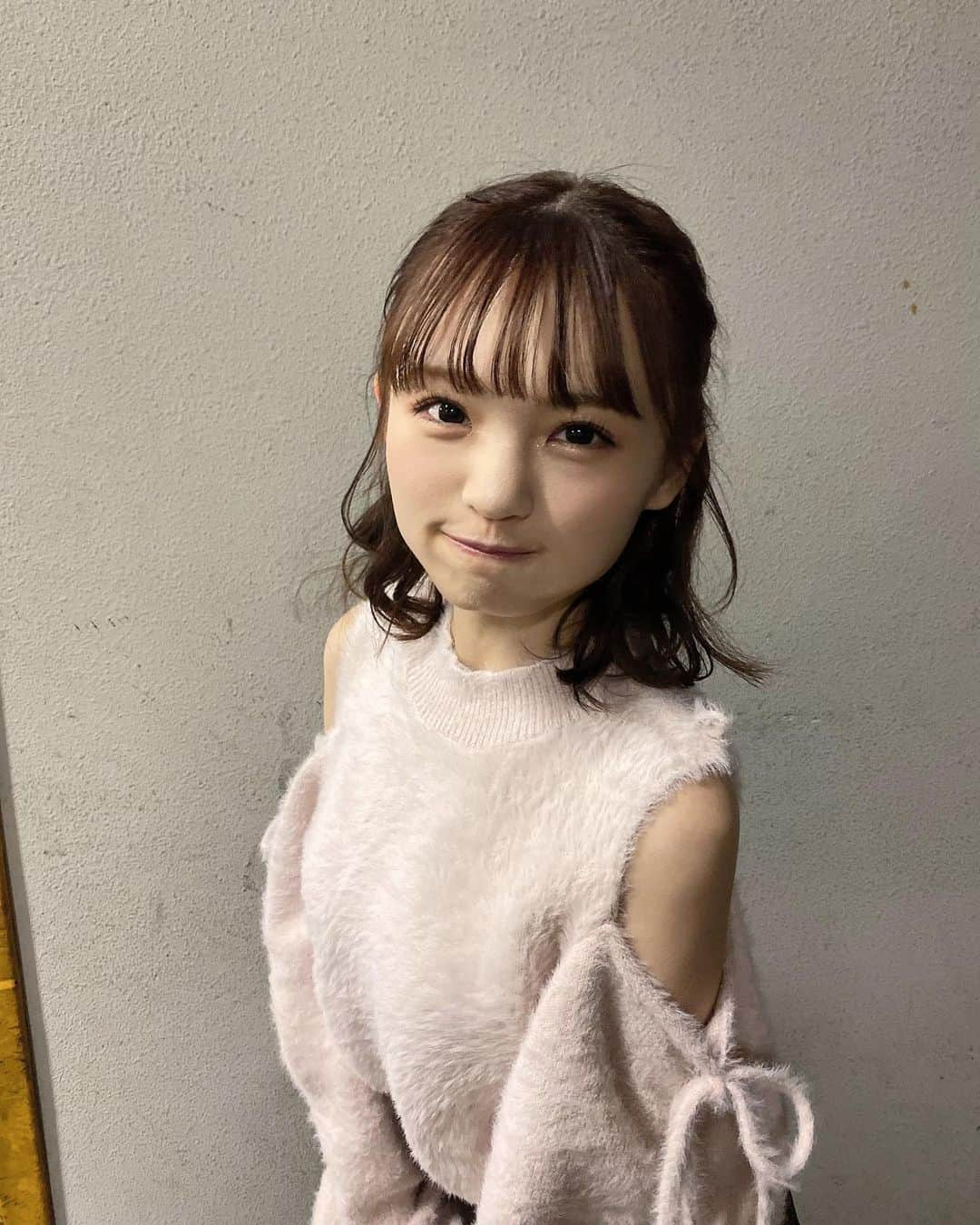 新澤菜央さんのインスタグラム写真 - (新澤菜央Instagram)「脱いだら肩出しって萌えませんか？☺️ ⠀ ⠀  バレンタインコーデやったけど時期逃したとは言えない←  #彼女の私服がかわいい #低身長コーデ #sサイズコーデ #156cm #バレンタインコーデ #あざとニット #肩出し #ニットコーデ #マーメイドスカート #ガーリーコーデ #大人ガーリー #niceclaup #ナイスクラップ #grl #grlコーデ #grl購入品 #ootd」3月5日 20時06分 - _shinshin_48