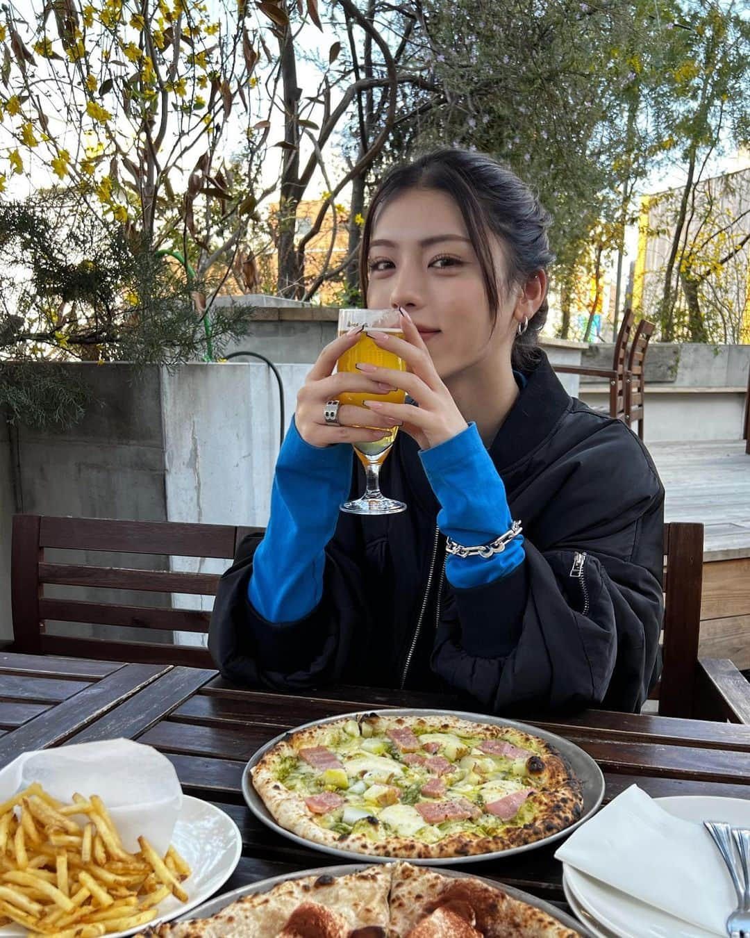 井手上漠さんのインスタグラム写真 - (井手上漠Instagram)「お昼からビールを。」3月5日 20時36分 - baaaakuuuu