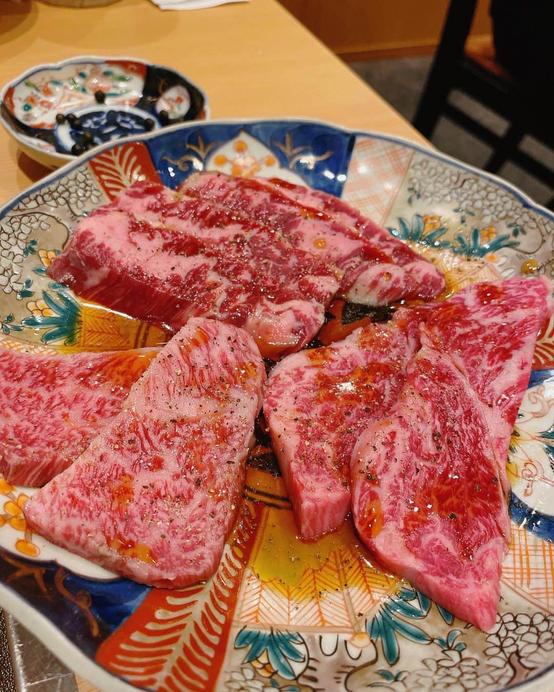 小坂田純奈さんのインスタグラム写真 - (小坂田純奈Instagram)「神戸牛の焼肉で優勝してきた🏆❤️‍🔥  もー、美味しすぎて幸せ噛みしめてた🥹  高田馬場にある金虎( @kanetora_kobebeef )ていうお店で、神戸牛を一頭買いしてるから、神戸牛が他の店よりも物凄く安く食べれるみたい💭 神戸牛がたっぷり食べれるコースで1万円て安くない？！  神戸で神戸牛食べようと思ったとき、高すぎて目ん玉飛び出してたから、今回逆にびっくりしてた😂  しかも、食べてる神戸牛の生産者さんと神戸牛の詳しい情報まで教えてくれるから安心だし、命のありがたみも凄く感じた🐂  言わずもがな全部美味しいんだが、 神戸牛はもうレベチで柔らかくて、口の中でとろけるし、 神戸牛のユッケは卵まで超濃厚でもう言葉にならないし、 デザートの杏仁豆腐は、人生で食べた杏仁豆腐の中で1番美味しかった🫶🏻 絶対また行きたい💭  都内で美味しい神戸牛焼肉するときは行ってみてな☺️❤️‍🔥  PR @kanetora_kobebeef #神戸焼肉金虎 #高田馬場焼肉 #高田馬場グルメ #高田馬場ランチ #高田馬場ディナー #新宿焼肉 #新宿ディナー #新宿デート #焼肉デート #金虎 #神戸牛 #神戸牛ランチ #神戸牛焼肉 #酒好き女子 #ビール好き女子 #ビール女子 #飲酒タグラム」3月5日 21時58分 - official_junata
