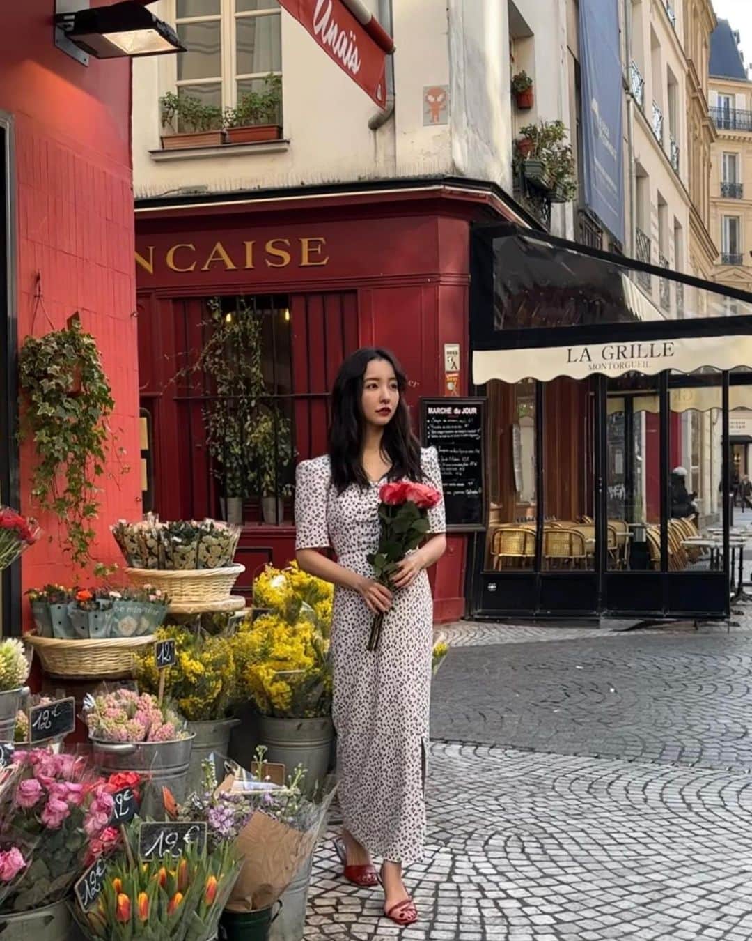 板野友美さんのインスタグラム写真 - (板野友美Instagram)「Paris Day 4.  パリで @rosyluce 撮影🥀  暖かそーう🌞にみえて パリは7℃なので気合い✊🏻」3月5日 22時16分 - tomo.i_0703