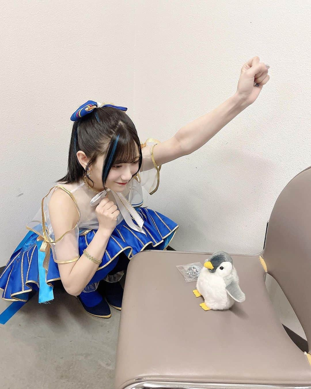 山田麻莉奈さんのインスタグラム写真 - (山田麻莉奈Instagram)「. シオネちゃんの見守り係🐧🫧  名前はまだない。 本番前ぐーたっちしてもらって がんばれをもらって この子のおかげでがんばれました💮  常にシオネちゃんの近くにいる 四コマ漫画のやつ面白かったなあ( ･⊝･ )笑  そして！ 今回もエクステは @vaice_hair_2020 さんで 可愛くしてもらいました！ 前回のライブでもこのカラーを作ってくださって...🥣 つける位置も、ポニーテールしたときにちょうど見えるとこに 付けていただきました！！ いつもありがとうございます💙  @vaice_kazu  @vaice_kyo   #t7s #ナナシス #t7sStartrail」3月5日 22時33分 - marina.yamada_324