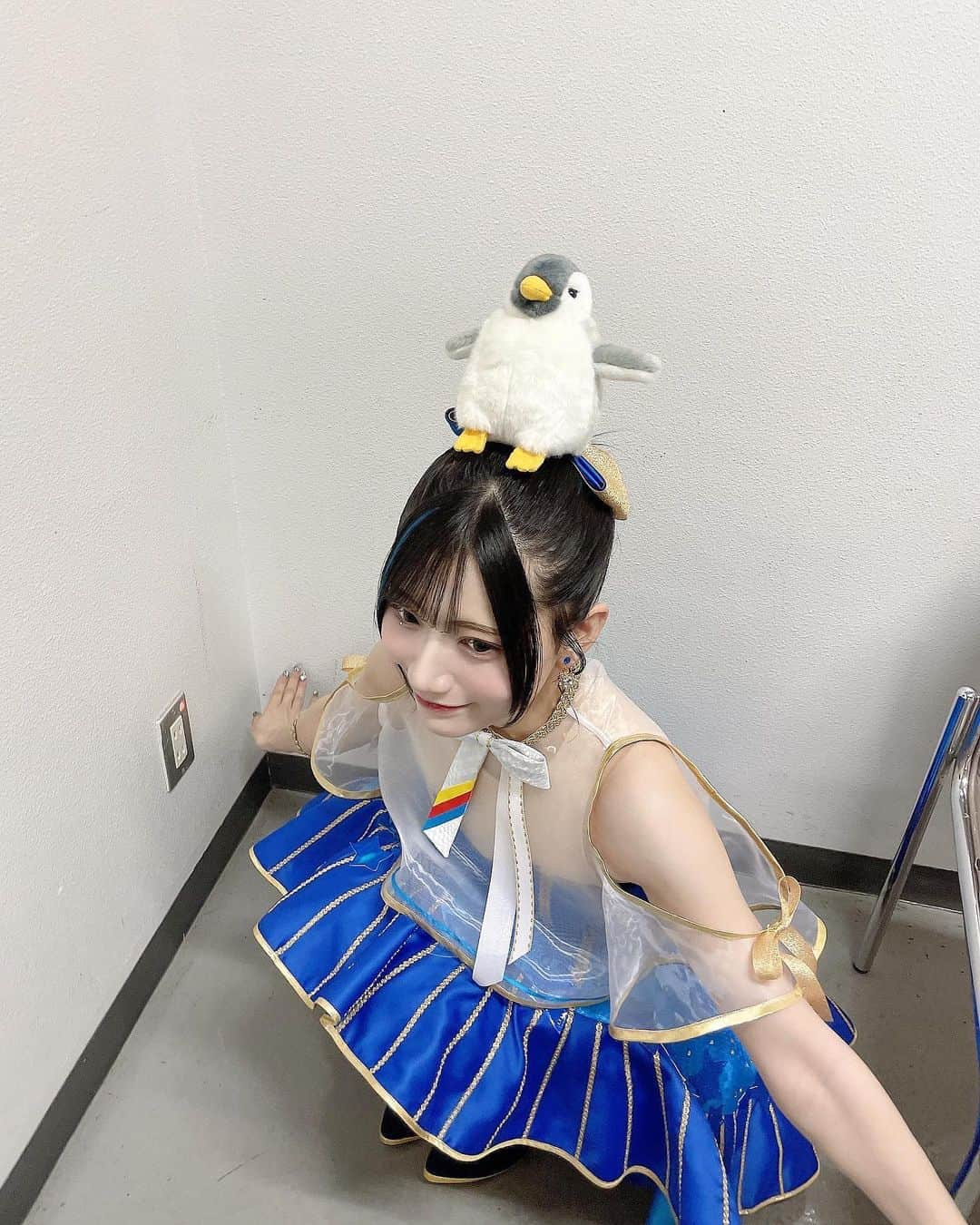 山田麻莉奈さんのインスタグラム写真 - (山田麻莉奈Instagram)「. シオネちゃんの見守り係🐧🫧  名前はまだない。 本番前ぐーたっちしてもらって がんばれをもらって この子のおかげでがんばれました💮  常にシオネちゃんの近くにいる 四コマ漫画のやつ面白かったなあ( ･⊝･ )笑  そして！ 今回もエクステは @vaice_hair_2020 さんで 可愛くしてもらいました！ 前回のライブでもこのカラーを作ってくださって...🥣 つける位置も、ポニーテールしたときにちょうど見えるとこに 付けていただきました！！ いつもありがとうございます💙  @vaice_kazu  @vaice_kyo   #t7s #ナナシス #t7sStartrail」3月5日 22時33分 - marina.yamada_324