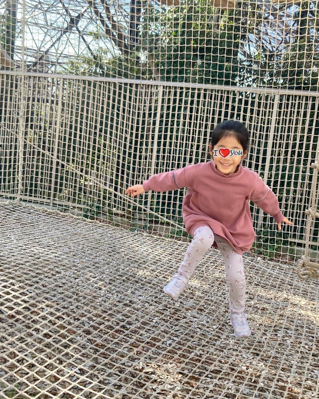村田千弥さんのインスタグラム写真 - (村田千弥Instagram)「天芝のアスレチック初体験☀️ もっと早く来ればよかった！ってくらい、近場でこれくらいの規模感ちょうどいい・・・ 時間制限ありなのも親的には嬉しいポイントです。笑  今日の絵日記、娘が描いたアスレチックの絵がなかなか忠実で✏️ 楽しかったんだなぁと、にまにましました。  ※ I went to Tenshiba.  I played athletics with my mammy. と、書きたい🤣」3月5日 23時10分 - chr.0429