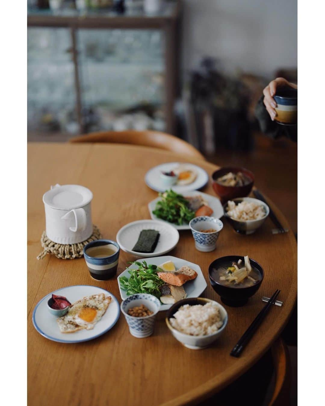 高山都さんのインスタグラム写真 - (高山都Instagram)「先日、ランニングの帰りに夫となか卯で朝食を食べた。  鮭定食に納豆と目玉焼きと海苔追加！どこにいても、こんな朝ごはんが落ち着くなーってことで、昨日は、9km走り、いい具合にお腹も空いたので、なか卯を安井家でやるとしたら…でブランチを作ってみた。  自宅のいいところは、玄米や野菜で栄養バランスがグッと上がるところ。 鍋の残りにキノコたくさん入れた旨み増し増しのスープも絶品でした。 玄米は @daybyday__2016 の #江頭さんの玄米  この日は玄米2:白米1のバランスで。  そういえば、マリオットの素敵なバイキングでも、いーっぱいメニューあるのに、白米、納豆、目玉焼きを選んで、落ち着くーって言ってた我が家。  #みやれゴハン  お茶は @nahokotakahashi から貰った美味しい玄米茶。 美しい茶筒は @kaikadoteacaddy  ポットは @ishii_teto_ceramics」3月6日 6時35分 - miyare38