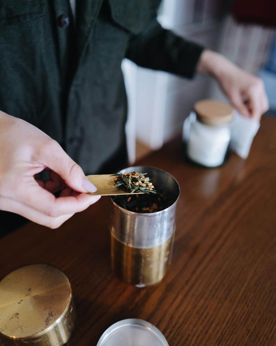 高山都さんのインスタグラム写真 - (高山都Instagram)「先日、ランニングの帰りに夫となか卯で朝食を食べた。  鮭定食に納豆と目玉焼きと海苔追加！どこにいても、こんな朝ごはんが落ち着くなーってことで、昨日は、9km走り、いい具合にお腹も空いたので、なか卯を安井家でやるとしたら…でブランチを作ってみた。  自宅のいいところは、玄米や野菜で栄養バランスがグッと上がるところ。 鍋の残りにキノコたくさん入れた旨み増し増しのスープも絶品でした。 玄米は @daybyday__2016 の #江頭さんの玄米  この日は玄米2:白米1のバランスで。  そういえば、マリオットの素敵なバイキングでも、いーっぱいメニューあるのに、白米、納豆、目玉焼きを選んで、落ち着くーって言ってた我が家。  #みやれゴハン  お茶は @nahokotakahashi から貰った美味しい玄米茶。 美しい茶筒は @kaikadoteacaddy  ポットは @ishii_teto_ceramics」3月6日 6時35分 - miyare38