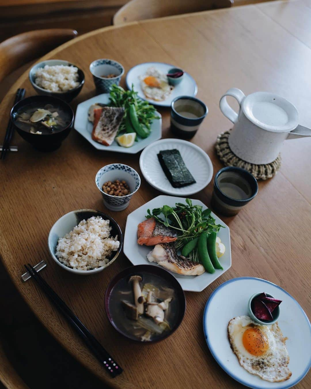 高山都さんのインスタグラム写真 - (高山都Instagram)「先日、ランニングの帰りに夫となか卯で朝食を食べた。  鮭定食に納豆と目玉焼きと海苔追加！どこにいても、こんな朝ごはんが落ち着くなーってことで、昨日は、9km走り、いい具合にお腹も空いたので、なか卯を安井家でやるとしたら…でブランチを作ってみた。  自宅のいいところは、玄米や野菜で栄養バランスがグッと上がるところ。 鍋の残りにキノコたくさん入れた旨み増し増しのスープも絶品でした。 玄米は @daybyday__2016 の #江頭さんの玄米  この日は玄米2:白米1のバランスで。  そういえば、マリオットの素敵なバイキングでも、いーっぱいメニューあるのに、白米、納豆、目玉焼きを選んで、落ち着くーって言ってた我が家。  #みやれゴハン  お茶は @nahokotakahashi から貰った美味しい玄米茶。 美しい茶筒は @kaikadoteacaddy  ポットは @ishii_teto_ceramics」3月6日 6時35分 - miyare38