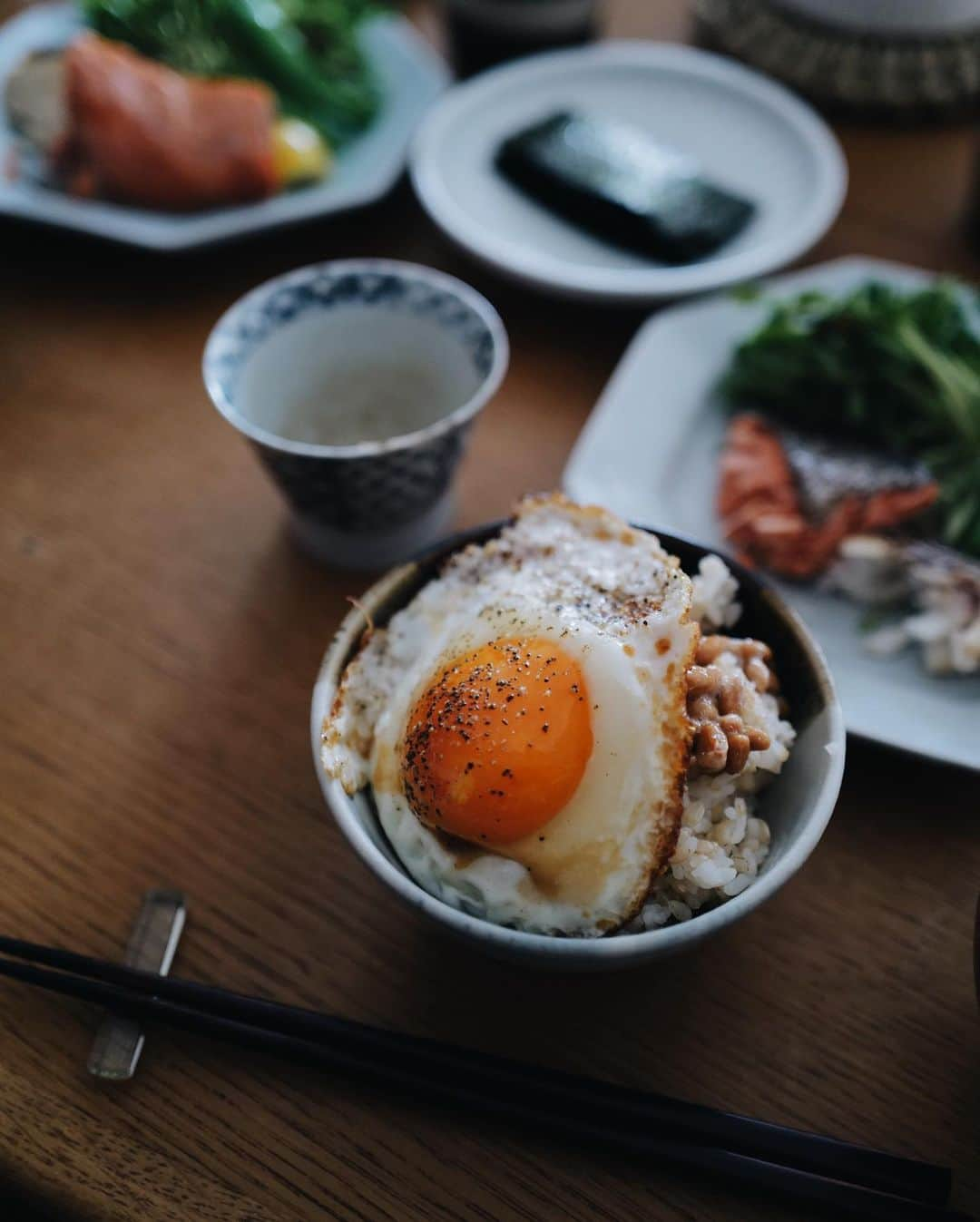 高山都さんのインスタグラム写真 - (高山都Instagram)「先日、ランニングの帰りに夫となか卯で朝食を食べた。  鮭定食に納豆と目玉焼きと海苔追加！どこにいても、こんな朝ごはんが落ち着くなーってことで、昨日は、9km走り、いい具合にお腹も空いたので、なか卯を安井家でやるとしたら…でブランチを作ってみた。  自宅のいいところは、玄米や野菜で栄養バランスがグッと上がるところ。 鍋の残りにキノコたくさん入れた旨み増し増しのスープも絶品でした。 玄米は @daybyday__2016 の #江頭さんの玄米  この日は玄米2:白米1のバランスで。  そういえば、マリオットの素敵なバイキングでも、いーっぱいメニューあるのに、白米、納豆、目玉焼きを選んで、落ち着くーって言ってた我が家。  #みやれゴハン  お茶は @nahokotakahashi から貰った美味しい玄米茶。 美しい茶筒は @kaikadoteacaddy  ポットは @ishii_teto_ceramics」3月6日 6時35分 - miyare38