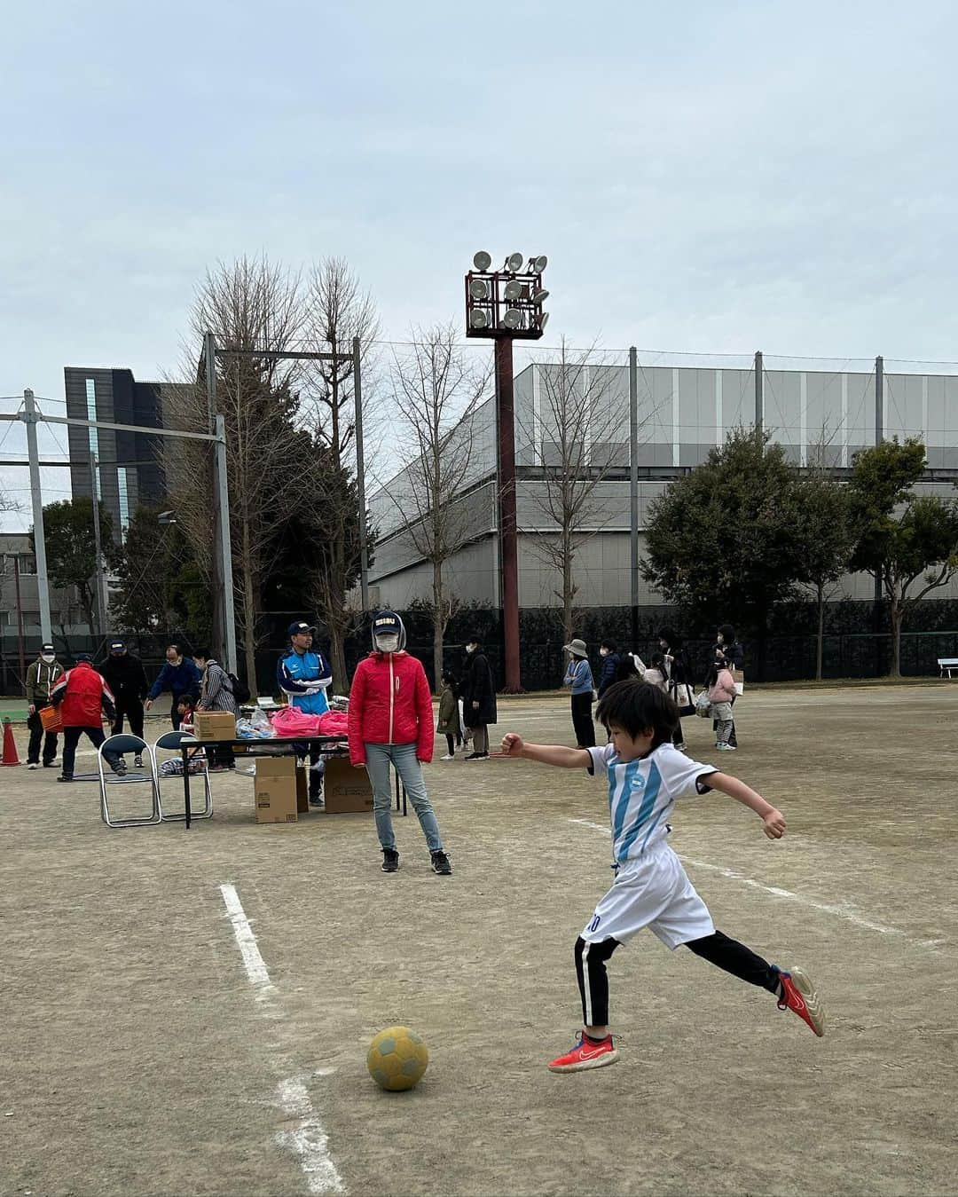 中岡由佳さんのインスタグラム写真 - (中岡由佳Instagram)「❇︎ 体育祭に参加🚩ゲートボールゴルフ、大玉転がし、フリスビー、サッカーなどを回って大人と一緒に楽しみました🙌主催の方々の応援と笑顔に包まれ、お菓子のプレゼントが嬉しい子供達😋😋感謝。 #5y11m  #8y7m」3月6日 9時57分 - yuka_nakaoka