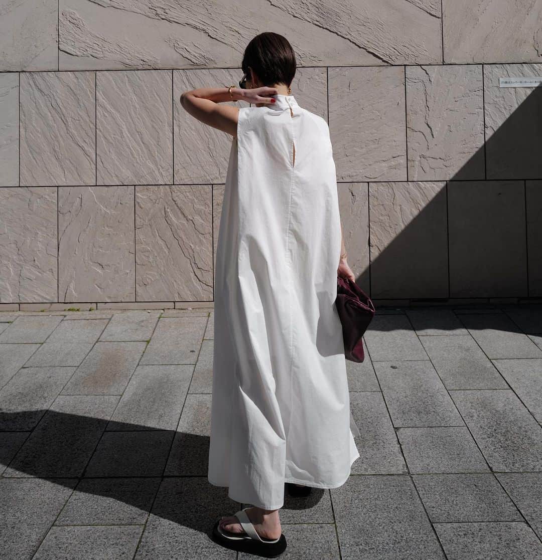 正中雅子さんのインスタグラム写真 - (正中雅子Instagram)「white dress🕊🫶  今年の夏に着たいハイネックデザインのシャツドレス！  夏にも着れるハイネックの角度にして見た目にも暑くなくて 着心地も🙆‍♀️ たっぷりとギャザーも施して 歩くと大人なフレアシルエットになるように仕上げました！  ストンとたってたらストレートのようなラインがまた良い🤤  3.7 TUE 12:00 in stock  #MACHATT #masaco服」3月6日 10時37分 - masacoshonaka