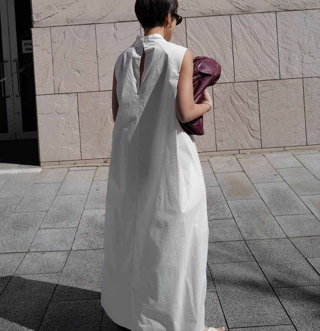 正中雅子さんのインスタグラム写真 - (正中雅子Instagram)「white dress🕊🫶  今年の夏に着たいハイネックデザインのシャツドレス！  夏にも着れるハイネックの角度にして見た目にも暑くなくて 着心地も🙆‍♀️ たっぷりとギャザーも施して 歩くと大人なフレアシルエットになるように仕上げました！  ストンとたってたらストレートのようなラインがまた良い🤤  3.7 TUE 12:00 in stock  #MACHATT #masaco服」3月6日 10時37分 - masacoshonaka