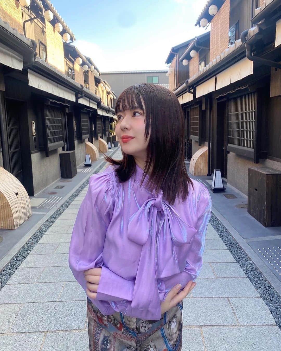 綾瀬りえさんのインスタグラム写真 - (綾瀬りえInstagram)「こんにちは♪  nazuna京都椿通(@nazuna_kyoto.tsubaki )に行きました💜  昔の京都の街並みを再現している雰囲気にとても癒されました🍀  お部屋には外に露天風呂があり趣深くて とても落ち着きました♪  服も可愛くないっ？  SHEIN なんだけど、トップスはリボンが可愛く色が鮮やかやから顔色よく見えるし、スカートはよーーーくみたら 猫ちゃんなの🐈  ☟クーポンコードあるよ☟  ▼クーポンコード： NAZUNA23  ▼クーポン利用期限： 6,000円以上:20%OFF 5,999円以下:15%OFF 有効期限2023/2/15~2023/4/30  #nazuna #nazuna京都 #nazuna京都椿通 #京都 #京都観光 #観光スポット #冬コーデ #shein #sheinコーデ #SHEIN #SHEINコーデ #ootd #winterfashion #kyoto #観光スタグラム #冬服コーデ #かわいい #インスタ映え #カメラ女子」3月6日 11時05分 - ayase1013rie