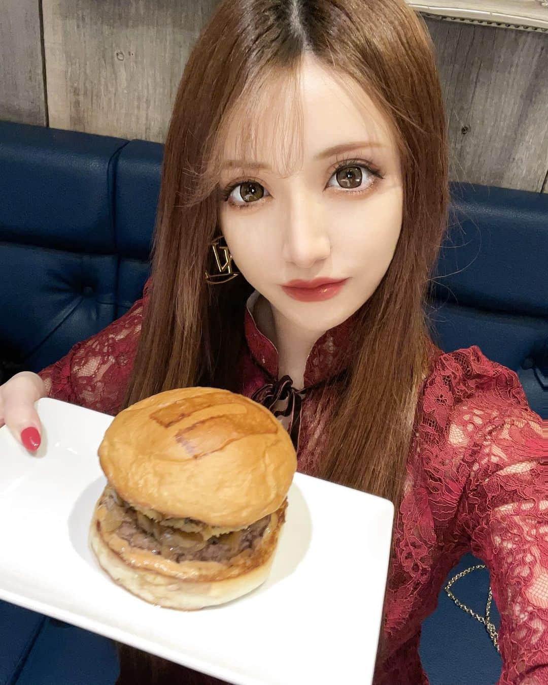 桜井莉菜さんのインスタグラム写真 - (桜井莉菜Instagram)「お気に入り赤ワンピでお出かけ❤️ ちょっとお洒落なイタリアンとか行こーかと思ってたんだけど、どうしてもハンバーガー食べたい気分になってしまった😆💋 ハンバーガー🍔って、急に食べたくなるよね👶 マクドナルド以外あんまりハンバーガーって食べた事無かったけど、1000円くらいするハンバーガーってそれ相応のボリュームと大きさがあって大満足だね🫣❤️ シェイクシャックも最近初めて食べたくらい！ 今はショーグンバーガーが食べてみたい🍔🍔🍔💕 ちなみに今回食べたのはUMAMI BURGERってとこ💖 みんなは好きなハンバーガーとかありますか？？ オススメとかあったら教えて欲しいです☺️💕  #ハンバーガー#シェイクシャック#ショーグンバーガー」3月6日 13時17分 - rina__sakurai