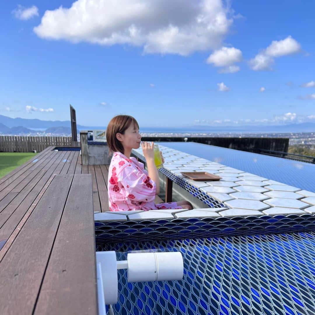 真奈さんのインスタグラム写真 - (真奈Instagram)「今日は静岡県三島市(地元)の ゆうだい温泉さんへ🧖  最高なサウナのあとは 富士山の天然水水風呂(飲めます) 頂いてきました。天然温泉も♨️  いい天気なのに富士山だけ 見えなかったけど絶景です……！🗻足湯〜〜🫶  休憩スペースも広くて 好きな漫画沢山あった🤭  ご飯もとってもおいしかったです𓌉◯𓇋 お近くの方はぜひに！！！！！  #ゆうだい温泉　#三島市  #静岡サウナ　#サウナイキタイ #サウナ女子　#sauna」3月6日 14時40分 - manatmnt0116