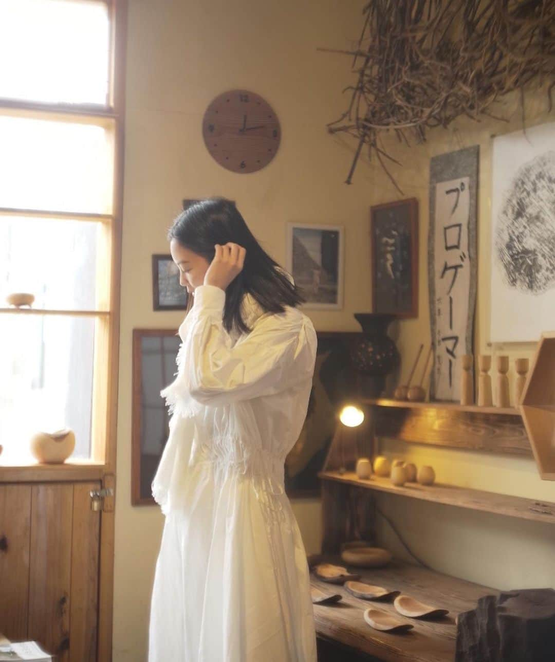 矢野未希子さんのインスタグラム写真 - (矢野未希子Instagram)「. 奄美大島の @woodworks.cue におじゃましてきました。  奄美の木で作られた作品達はどれも生き生きとしていて、 眺めてるだけで元気をいただける。 お店は木の香りでいっぱいで、目でも香りでも楽しめる。  写真3枚目は 作家今田さんが削ると香りが変化する木を紹介してくれた。 まさか、これが天然の木の香り？！とびっくり。 柑橘🍋のようなハーブのような。。 枕元に置いて寝ると幸せですよーと。 お家に帰ったら早速やろう。 いい夢見れそう✨」3月6日 17時35分 - mikko1104