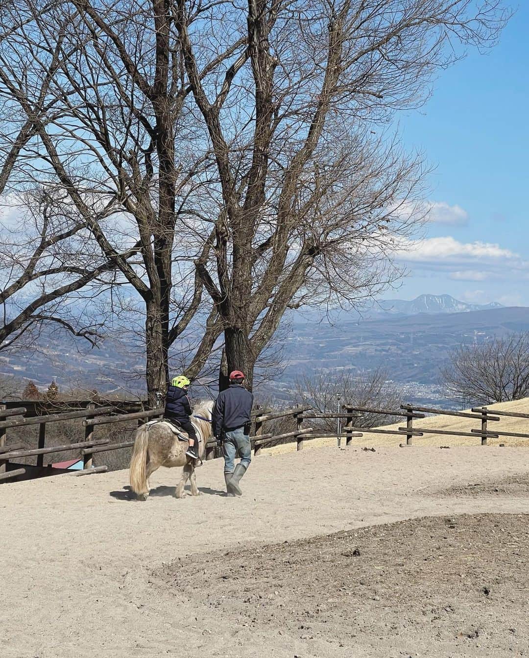 本田朋子さんのインスタグラム写真 - (本田朋子Instagram)「伊香保グリーン牧場へ。 息子は馬のエサやりを怖がって断念しましたが、ひつじにはあげることができました。 ポニー乗馬やヤギのお散歩など、初めて尽くし。 濃厚ソフトクリームも美味しかったね！ リピート決定の伊香保グリーン牧場。 次のリール動画で詳しくご紹介します♡  #群馬 #伊香保グリーン牧場  #ポニー  #4歳 #男の子ママ」3月6日 18時48分 - tomoko_honda_official_phonics
