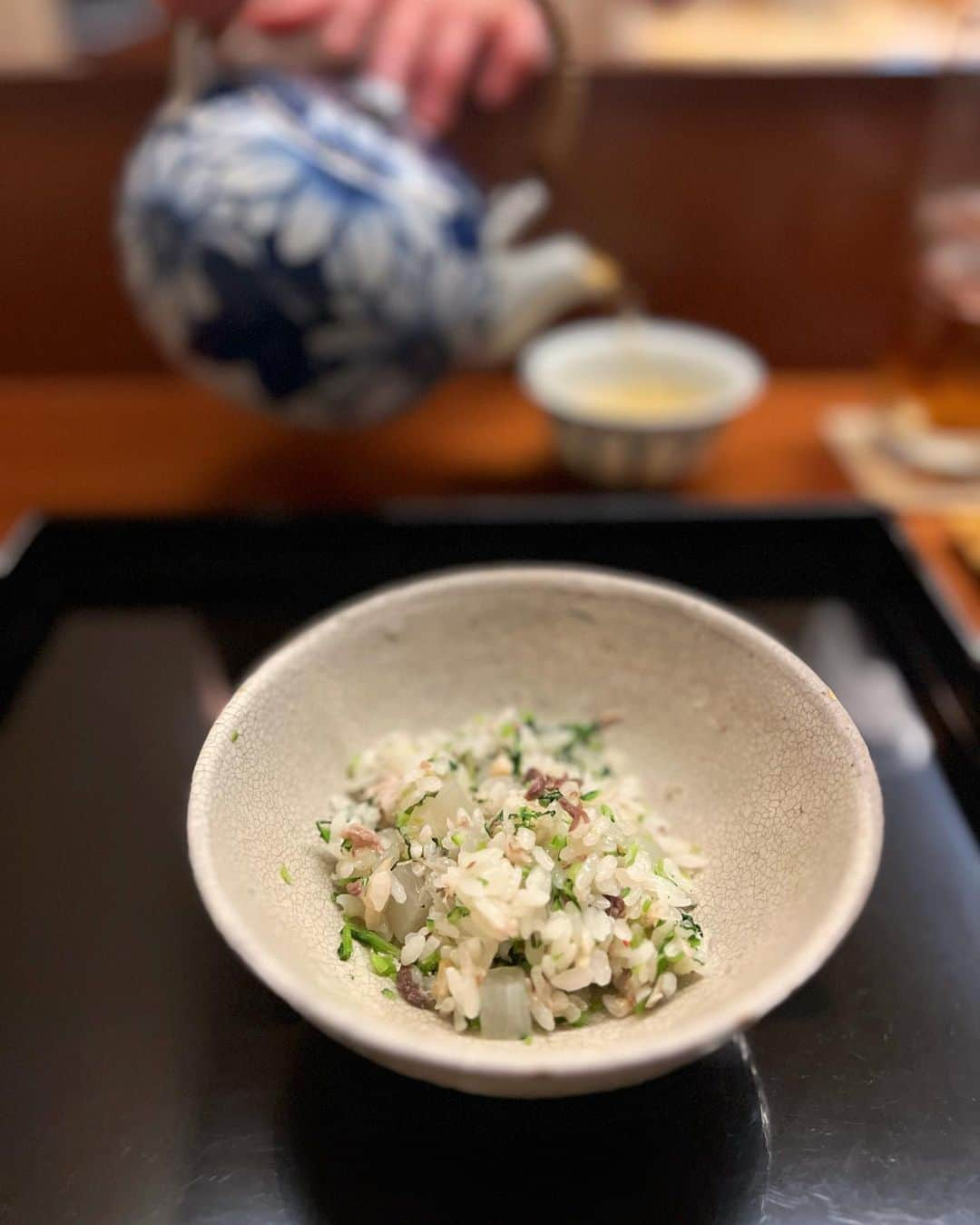 得あゆさんのインスタグラム写真 - (得あゆInstagram)「月一の @oryouri_yamada さん🍚 美味しい優しい💭💭💭 〆のご飯とおかずはおかわり自由です。 肉タクがめちゃくちゃ美味しくて。 思い出すだけで食べたいです。笑  持ってるのは葡萄ジュース🍇 ノンアルコール🍷🍵です🫰🏻  ・ ・ ・ ・ ・ ・ ・ ・ ・ ・ ・ ・ ・ ・ #お料理山田#北新地#北新地グルメ#北新地ランチ#北新地ディナー#北新地バー#カウンター席#〆の一杯#和食#予約制#食べるの大好き#食べ歩き#グルメ女子#大阪グルメ#大阪デート#大阪ディナー#japanesefood#月一#お気に入りの場所#osaka#osakafood#ママライフ#ママコーデ#シャツコーデ#春服#春コーデ#好きなお店#飲み#飲み歩き#外食」3月6日 20時10分 - tokuayu819