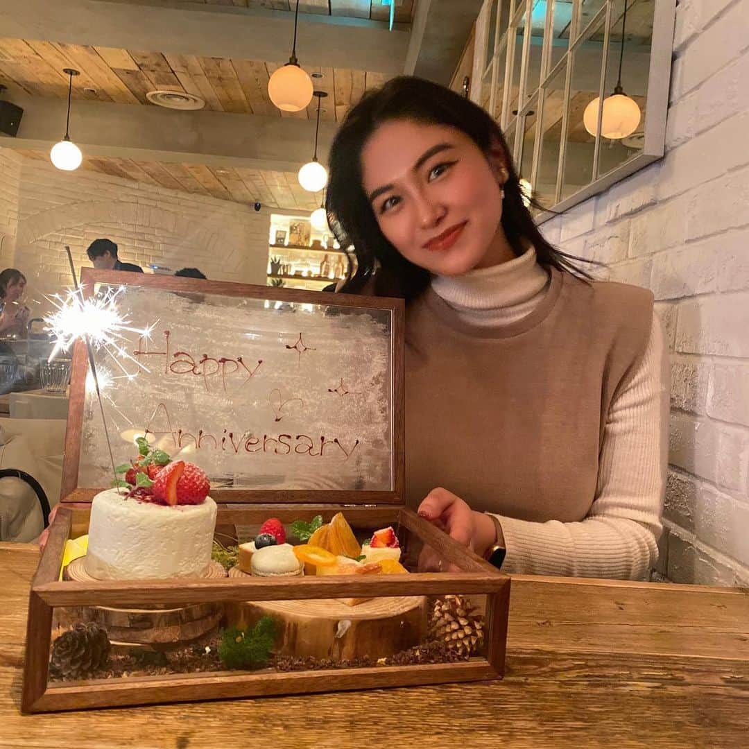 モラレスしれなさんのインスタグラム写真 - (モラレスしれなInstagram)「📍 Cheese Tavern CASCINA チーズ大好き人間にとっては 天国な場所〜〜〜😋🧀  オマール海老とニョッキのスープ仕立ては 濃厚でニョッキもっちもち♩  ナチュラルワイン飲めるの嬉しくて しっかり白と赤両方飲んだ🍷🤍  ボリューム満点コース食べたところで出てきた アニバーサリーケーキボックス、、 豪華すぎたな- ̗̀ 🎂 ̖́-🫖✨  ままと二人でゆっくり食べるディナー幸せだった🍽♡  #cheesetaverncascina #恵比寿グルメ  #恵比寿ディナー #恵比寿チーズ #イタリアン #恵比寿デート #チーズケーキ専門店 #恵比寿女子会 #誕生日プレート #アニバーサリーケーキ  #ナチュラルワイン #チーズ好き  #グルメ好きな人と繋がりたい」3月6日 20時41分 - keinarosario