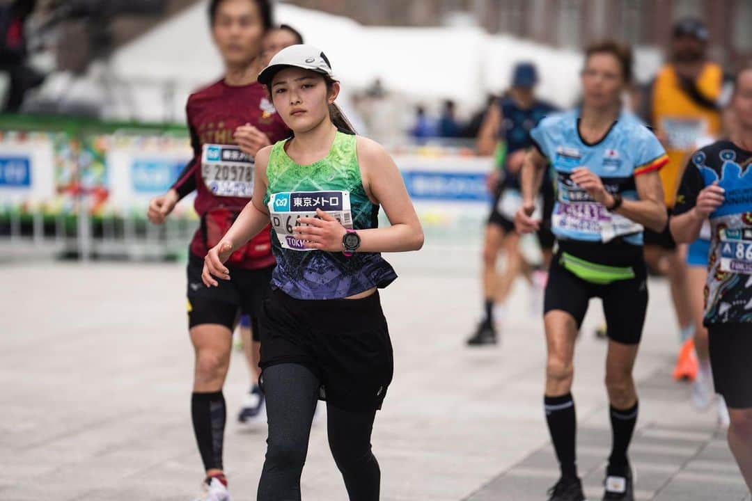 井上咲楽さんのインスタグラム写真 - (井上咲楽Instagram)「東京マラソン完走！  3時間34分40秒（ネット）自己ベスト出しました！  ハーフくらいまではめちゃくちゃ楽しく走ってました！23.4キロ地点から足が重くなり、思うように動かなくなりました。時計のGPSがくるって、1キロ10分と表示された時の絶望たるや、、  そこから、「タイム出ないならもうやめちゃえよ〜」という悪魔があらわれ、もうだめだ。いつもこうやってダメ、少しでも狂ったらどうせ立て直せない。と私の嫌な感情が全部出て、やめてしまおうかと思ったくらいキツかった  半べそかきながら走ってる時と、たまにくるほんの少しだけ足が軽くなったり、ほんの少し天使がきて、頑張ってみようかなと思う時の繰り返しでした。  気持ち的にはサブ4も難しいのではないか。と思いながら走ってたとき、ラスト7キロのところでレース上にある時計を見て、いやこれもしかしたら行けるかも？と思い、出し切りました。 スパートもかけられず、最後は応援にも応えられず、へろっへろでしたがなんとかゴール。あとでタイムを見てびっくりしました。  いつか切れたらいいな〜、でも夢のはなしだなと思っていたサブ3.5がとうとう目の前に迫ってきました。きっとこの壁をこえるのは容易なことではないのだろうけど、恐れずに超えていきたいです！  走れたことに感謝！ありがとう #asics #メタスピードエッジプラス #東京マラソン２０２３」3月6日 23時28分 - bling2sakura