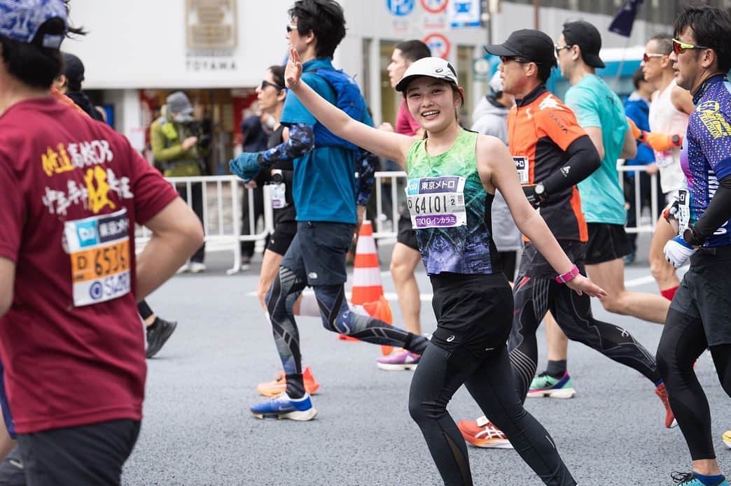 井上咲楽さんのインスタグラム写真 - (井上咲楽Instagram)「東京マラソン完走！  3時間34分40秒（ネット）自己ベスト出しました！  ハーフくらいまではめちゃくちゃ楽しく走ってました！23.4キロ地点から足が重くなり、思うように動かなくなりました。時計のGPSがくるって、1キロ10分と表示された時の絶望たるや、、  そこから、「タイム出ないならもうやめちゃえよ〜」という悪魔があらわれ、もうだめだ。いつもこうやってダメ、少しでも狂ったらどうせ立て直せない。と私の嫌な感情が全部出て、やめてしまおうかと思ったくらいキツかった  半べそかきながら走ってる時と、たまにくるほんの少しだけ足が軽くなったり、ほんの少し天使がきて、頑張ってみようかなと思う時の繰り返しでした。  気持ち的にはサブ4も難しいのではないか。と思いながら走ってたとき、ラスト7キロのところでレース上にある時計を見て、いやこれもしかしたら行けるかも？と思い、出し切りました。 スパートもかけられず、最後は応援にも応えられず、へろっへろでしたがなんとかゴール。あとでタイムを見てびっくりしました。  いつか切れたらいいな〜、でも夢のはなしだなと思っていたサブ3.5がとうとう目の前に迫ってきました。きっとこの壁をこえるのは容易なことではないのだろうけど、恐れずに超えていきたいです！  走れたことに感謝！ありがとう #asics #メタスピードエッジプラス #東京マラソン２０２３」3月6日 23時28分 - bling2sakura