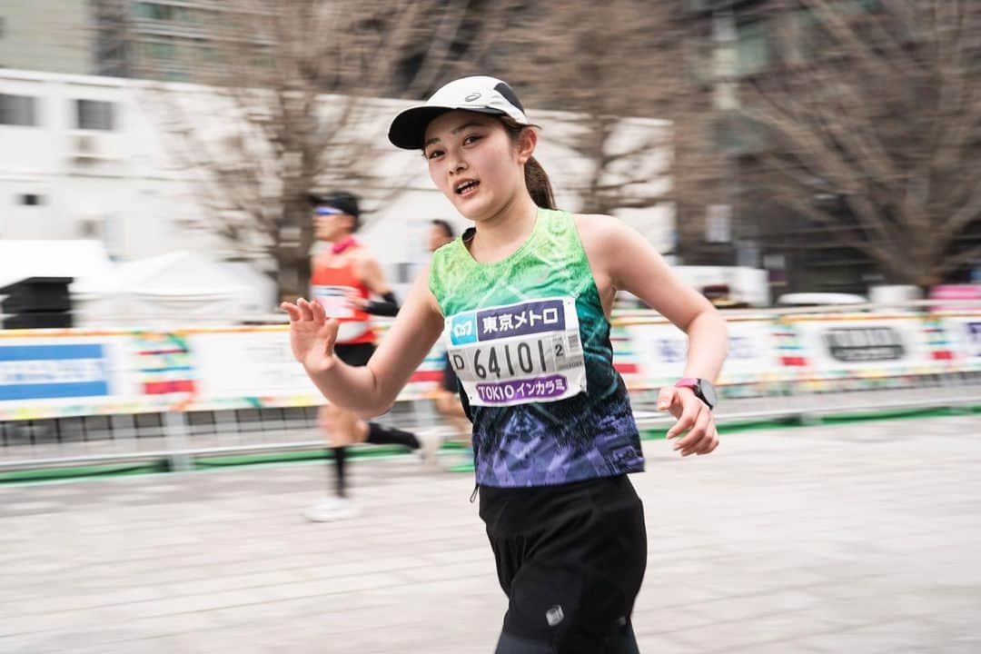 井上咲楽さんのインスタグラム写真 - (井上咲楽Instagram)「東京マラソン完走！  3時間34分40秒（ネット）自己ベスト出しました！  ハーフくらいまではめちゃくちゃ楽しく走ってました！23.4キロ地点から足が重くなり、思うように動かなくなりました。時計のGPSがくるって、1キロ10分と表示された時の絶望たるや、、  そこから、「タイム出ないならもうやめちゃえよ〜」という悪魔があらわれ、もうだめだ。いつもこうやってダメ、少しでも狂ったらどうせ立て直せない。と私の嫌な感情が全部出て、やめてしまおうかと思ったくらいキツかった  半べそかきながら走ってる時と、たまにくるほんの少しだけ足が軽くなったり、ほんの少し天使がきて、頑張ってみようかなと思う時の繰り返しでした。  気持ち的にはサブ4も難しいのではないか。と思いながら走ってたとき、ラスト7キロのところでレース上にある時計を見て、いやこれもしかしたら行けるかも？と思い、出し切りました。 スパートもかけられず、最後は応援にも応えられず、へろっへろでしたがなんとかゴール。あとでタイムを見てびっくりしました。  いつか切れたらいいな〜、でも夢のはなしだなと思っていたサブ3.5がとうとう目の前に迫ってきました。きっとこの壁をこえるのは容易なことではないのだろうけど、恐れずに超えていきたいです！  走れたことに感謝！ありがとう #asics #メタスピードエッジプラス #東京マラソン２０２３」3月6日 23時28分 - bling2sakura