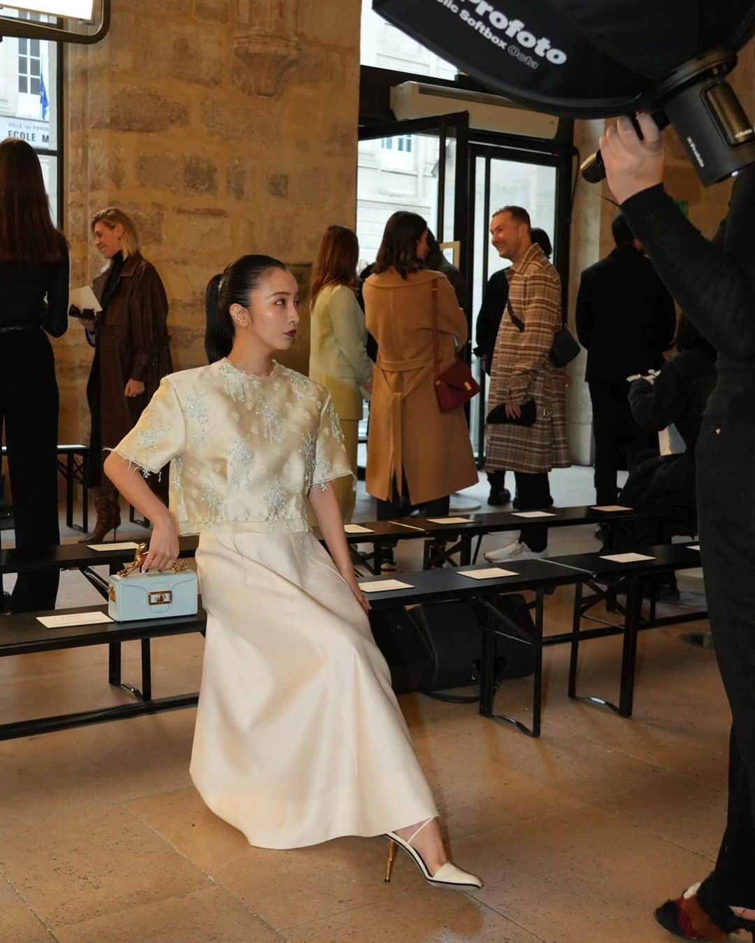 板野友美さんのインスタグラム写真 - (板野友美Instagram)「Paris Day 5.  @lanvin show!!  朝のショーで爽やかなivoryの 美しい刺繍が入ったトップスと 同じ色のスカートを合わせたアウトフィット🌿  最後の動画はフィッティングのご様子  photo by @yusukekinaka   #LANVIN #pfw #2023FW #Fashion」3月7日 0時27分 - tomo.i_0703